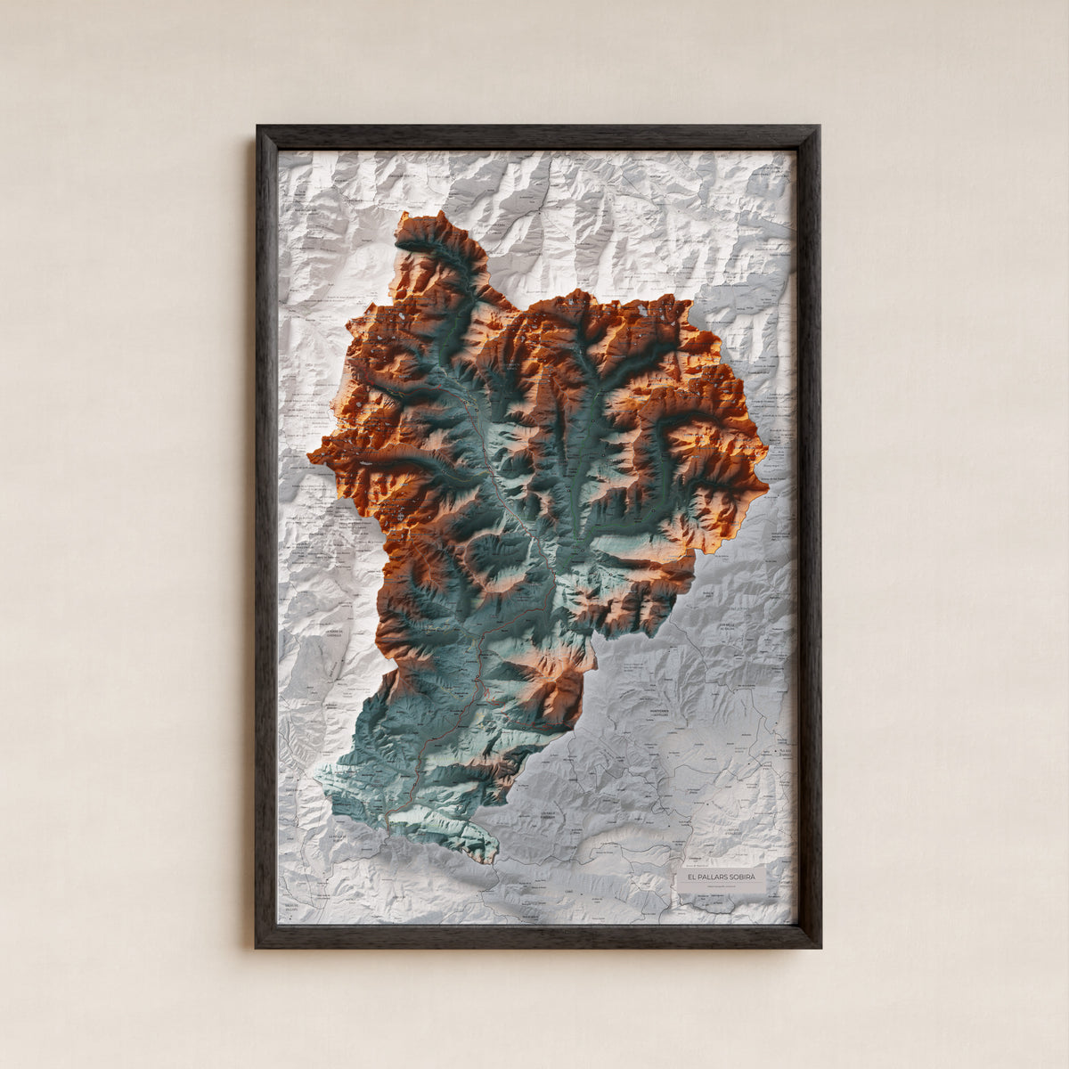 Mapa de relleu del Pallars Sobirà, amb el territori en color i l’entorn en blanc. Presentació amb marc. 61 × 91 cm. Estil Blau i taronja.