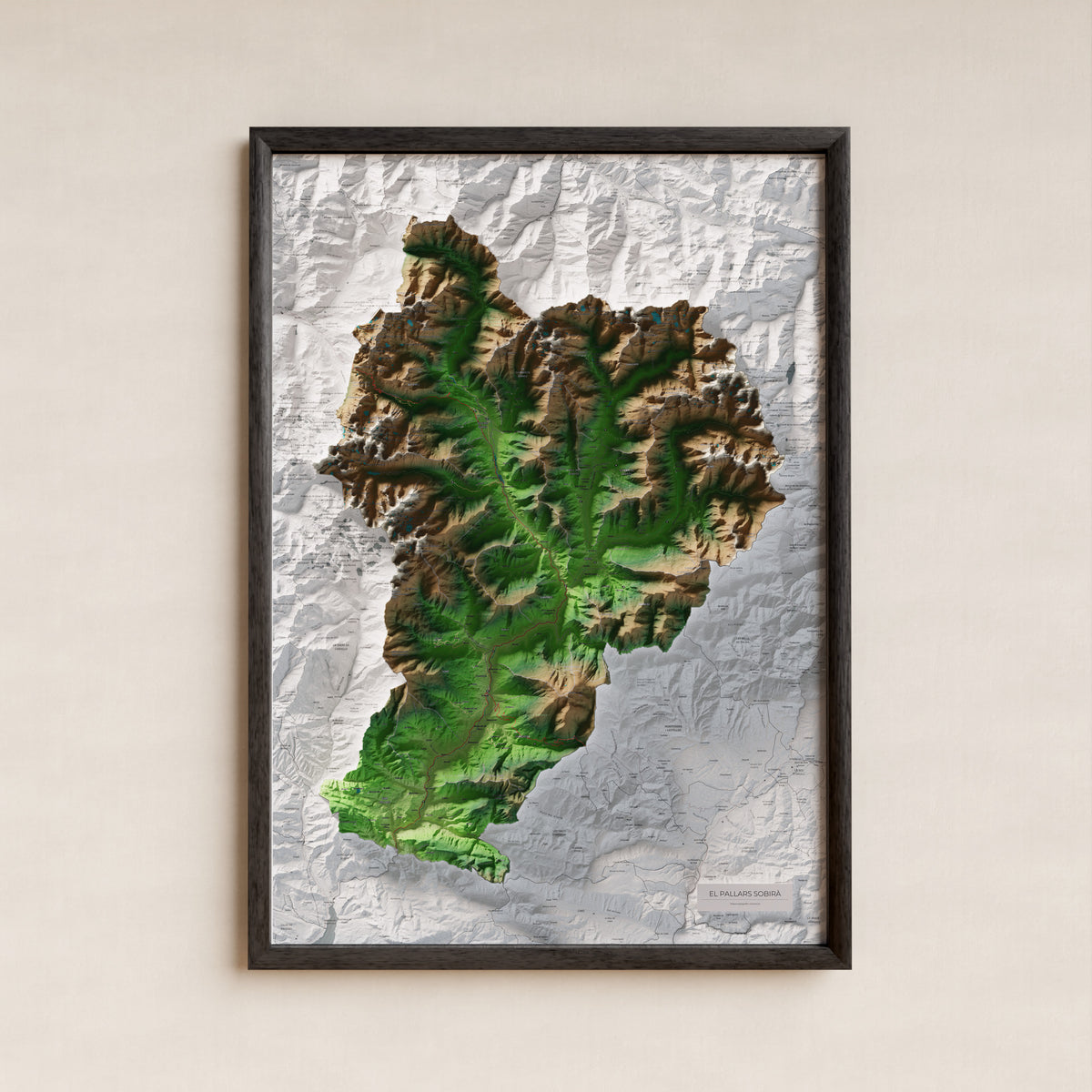 Mapa de relleu del Pallars Sobirà, amb el territori en color i l’entorn en blanc. Presentació amb marc. 70 × 100 cm. Estil Clàssic.