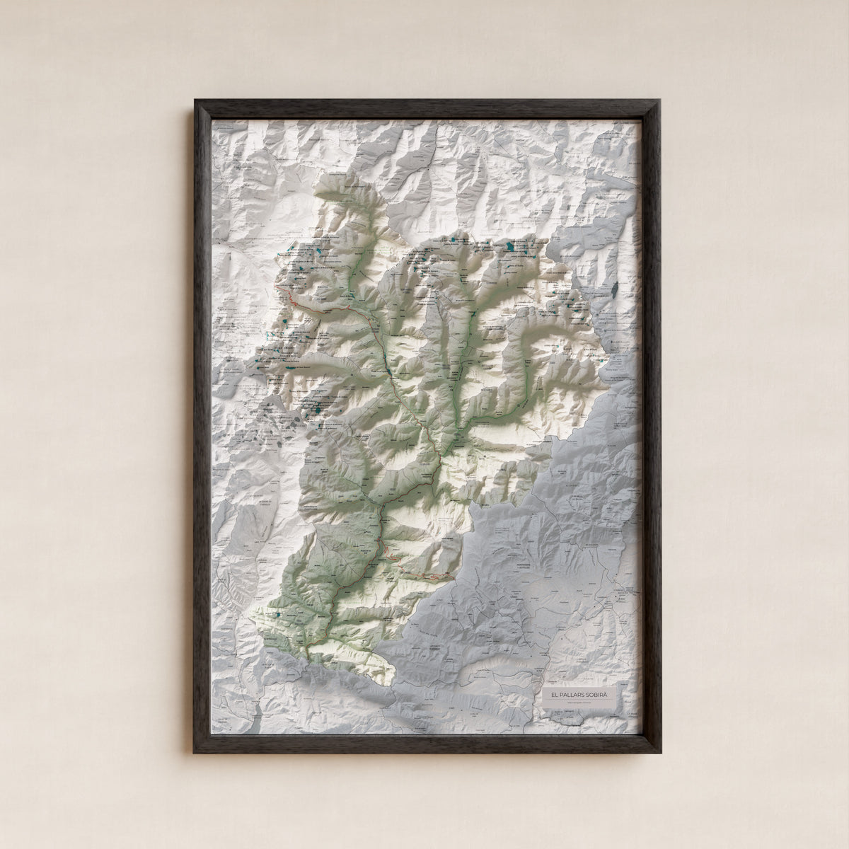 Mapa de relleu del Pallars Sobirà, amb el territori en color i l’entorn en blanc. Presentació amb marc. 70 × 100 cm. Estil Cartogràfic.
