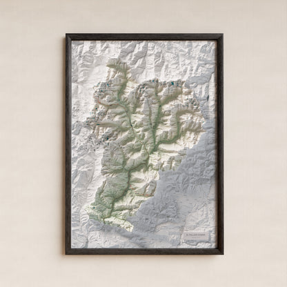 Mapa de relleu del Pallars Sobirà, amb el territori en color i l’entorn en blanc. Presentació amb marc. 70 × 100 cm. Estil Cartogràfic.
