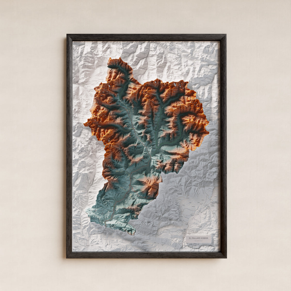 Mapa de relleu del Pallars Sobirà, amb el territori en color i l’entorn en blanc. Presentació amb marc. 70 × 100 cm. Estil Blau i taronja.
