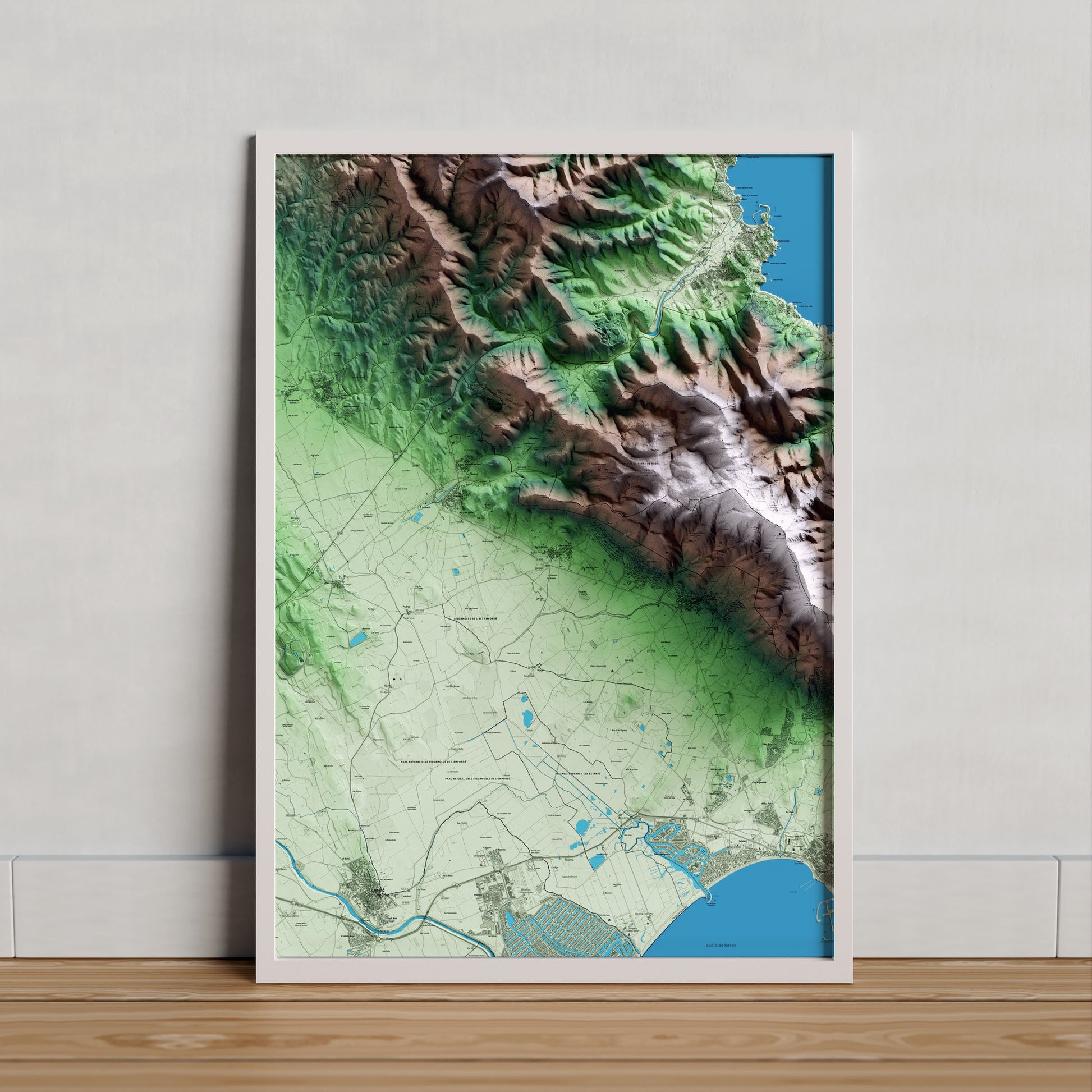 Mapa artístico del relieve de Pau, al Alt Empordà, con 15 km de entorno y base topográfica ICGC. Presentación enmarcada.