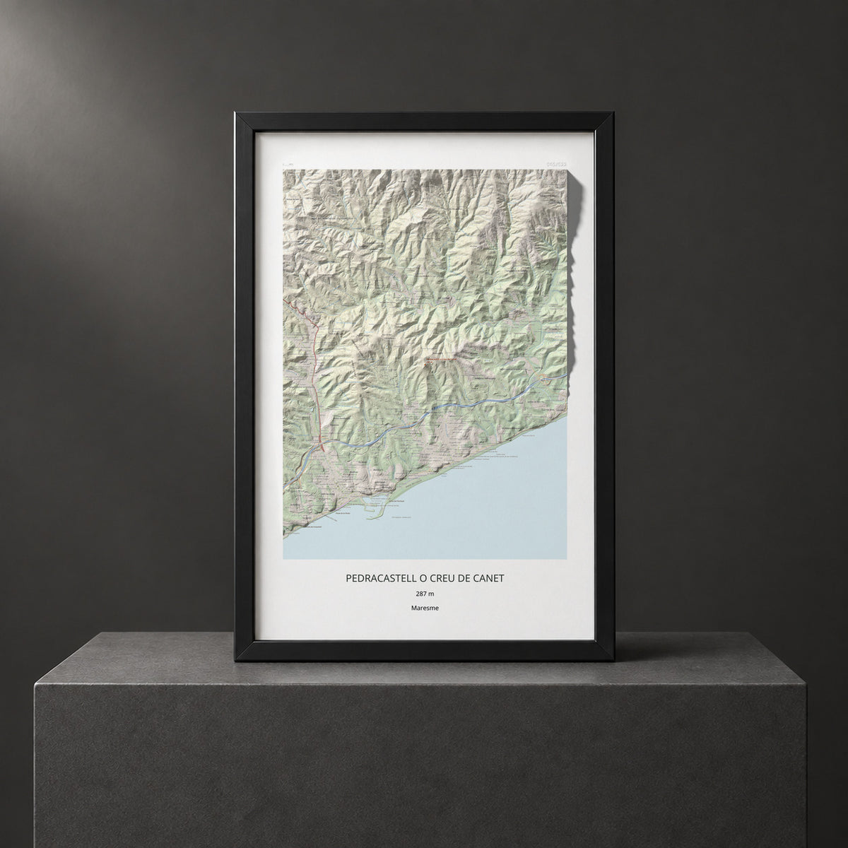 Mapa de relieve de Pedracastell o Creu de Canet, 287 m, Maresme, lámina 100 Cims de Trobart. Presentación enmarcada. 61 × 91 cm.