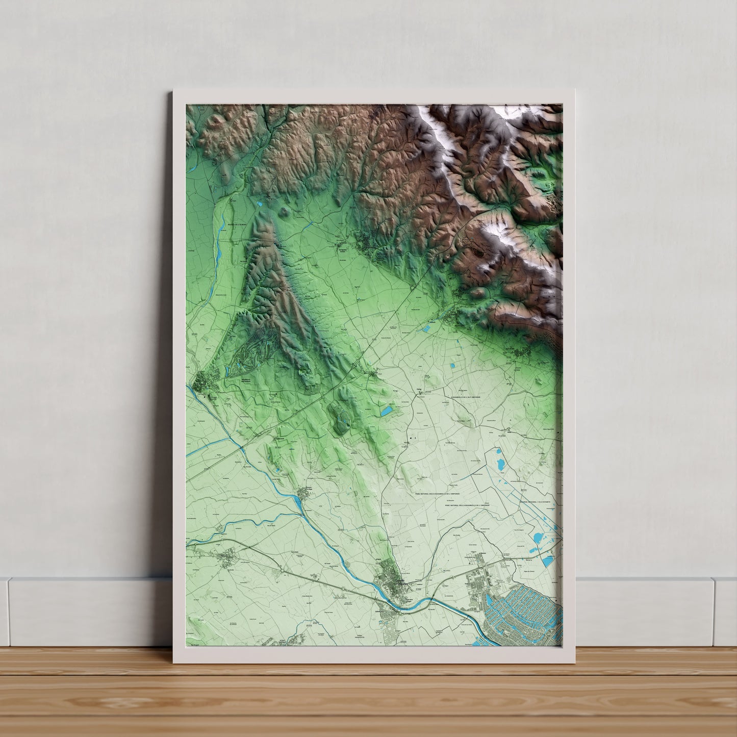 Mapa artístico del relieve de Pedret i Marzà, al Alt Empordà, con 15 km de entorno y base topográfica ICGC. Presentación enmarcada.