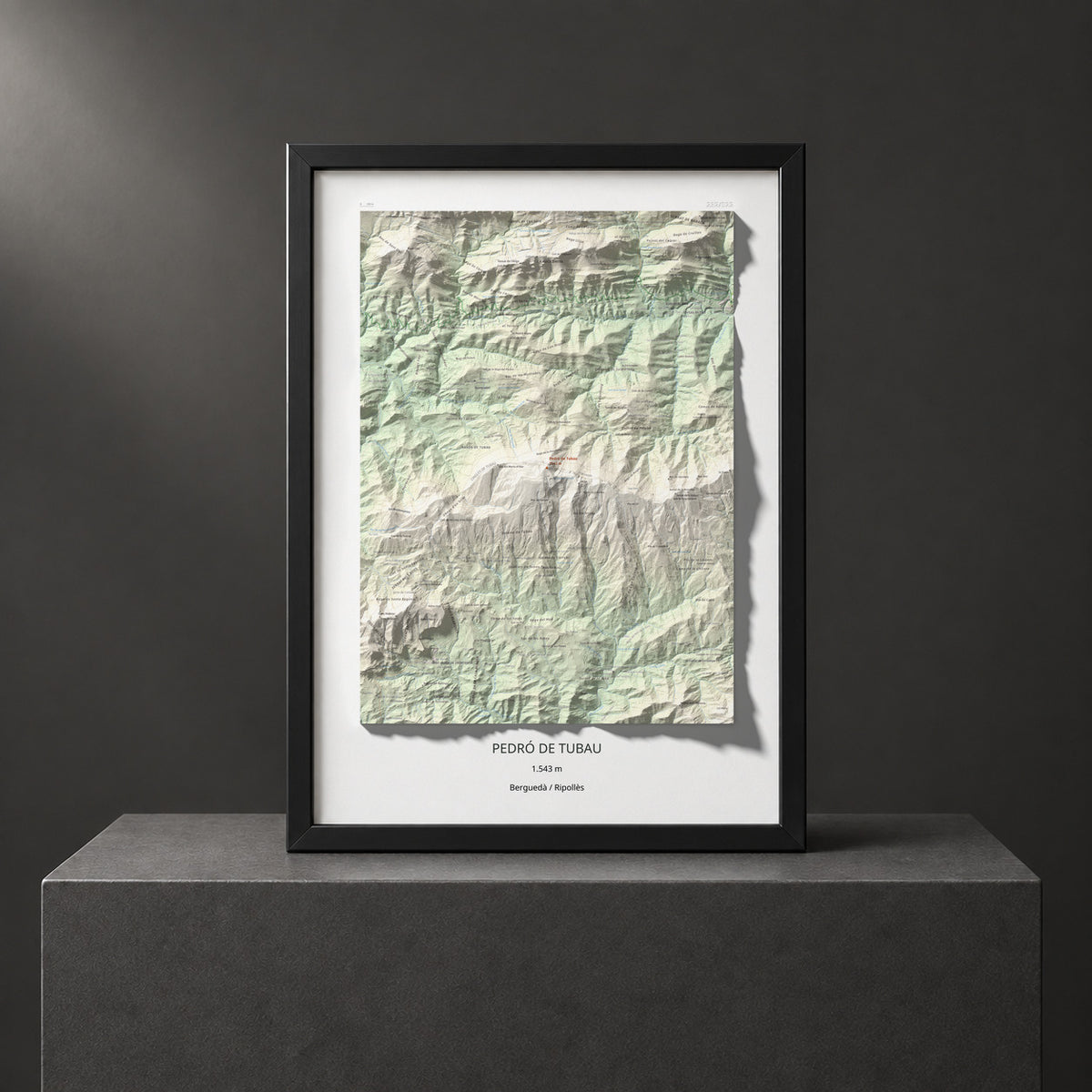 Mapa de relieve de Pedró de Tubau, 1543 m, Berguedà · Ripollès, lámina 100 Cims de Trobart. Presentación enmarcada. 50 × 70 cm.