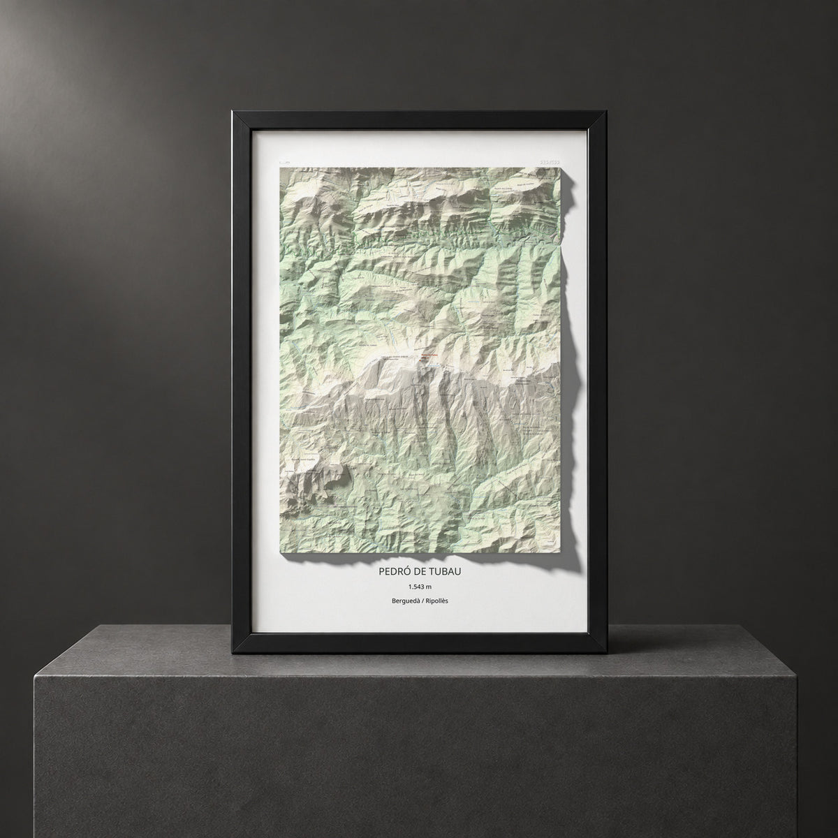 Mapa de relieve de Pedró de Tubau, 1543 m, Berguedà · Ripollès, lámina 100 Cims de Trobart. Presentación enmarcada. 61 × 91 cm.