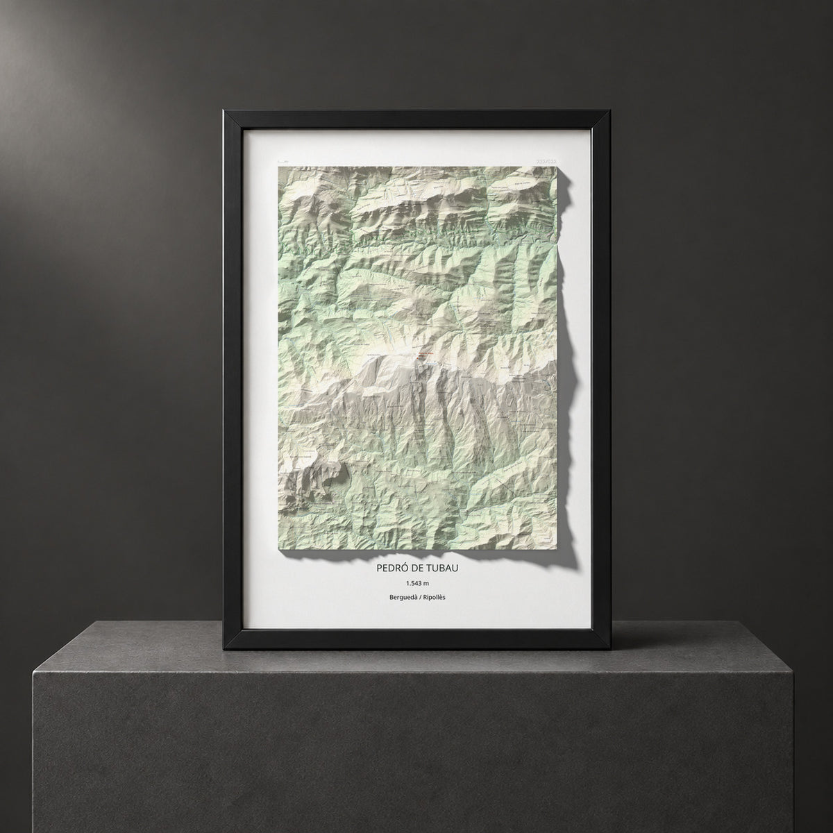 Mapa de relieve de Pedró de Tubau, 1543 m, Berguedà · Ripollès, lámina 100 Cims de Trobart. Presentación enmarcada. 70 × 100 cm.