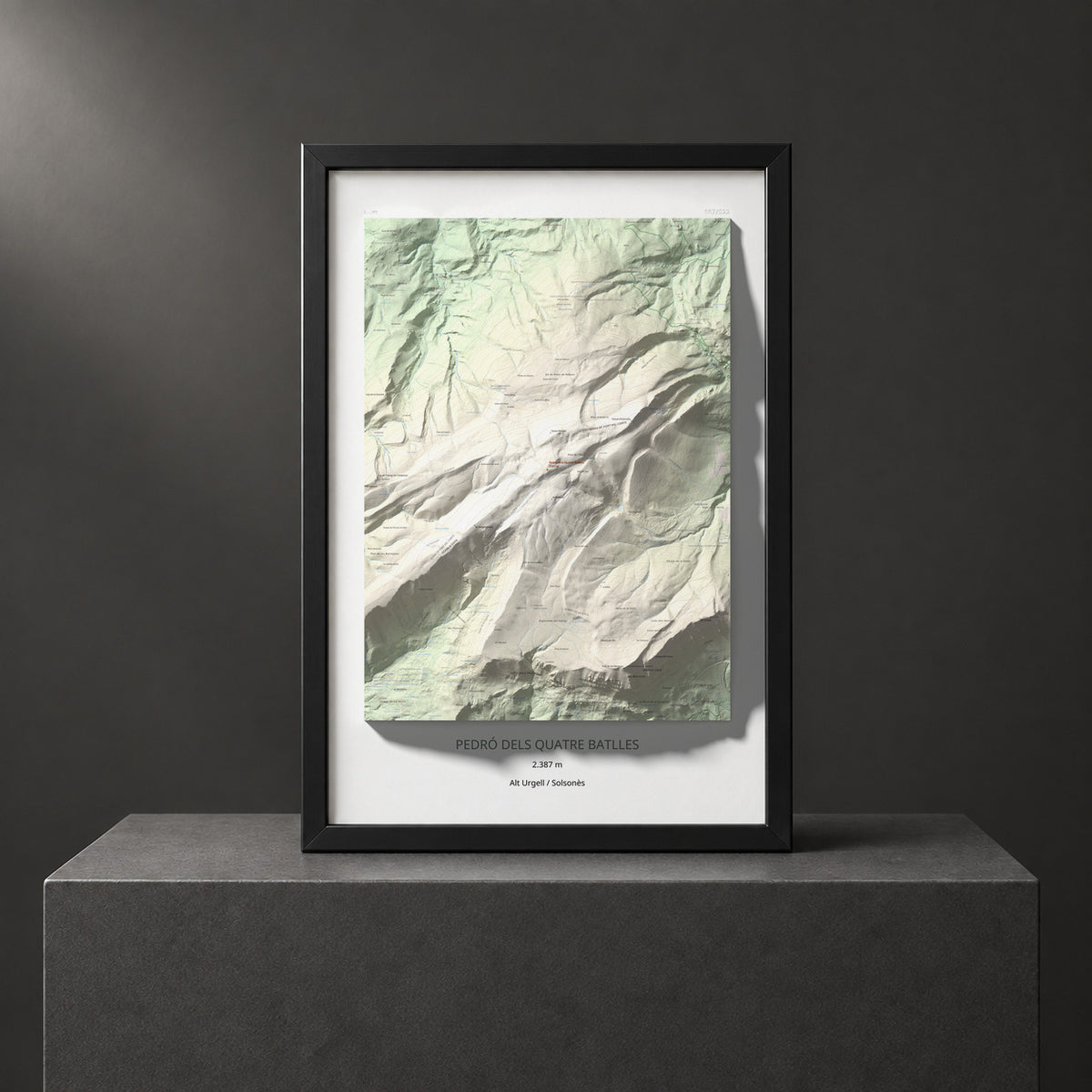 Mapa de relieve de Pedró dels Quatre Batlles, 2387 m, Alt Urgell · Solsonès, lámina 100 Cims de Trobart. Presentación enmarcada. 61 × 91 cm.