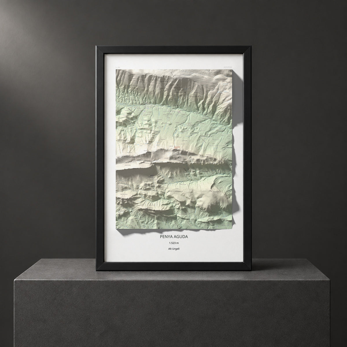 Mapa de relieve de Penya Aguda, 1523 m, Alt Urgell, lámina 100 Cims de Trobart. Presentación enmarcada. 61 × 91 cm.