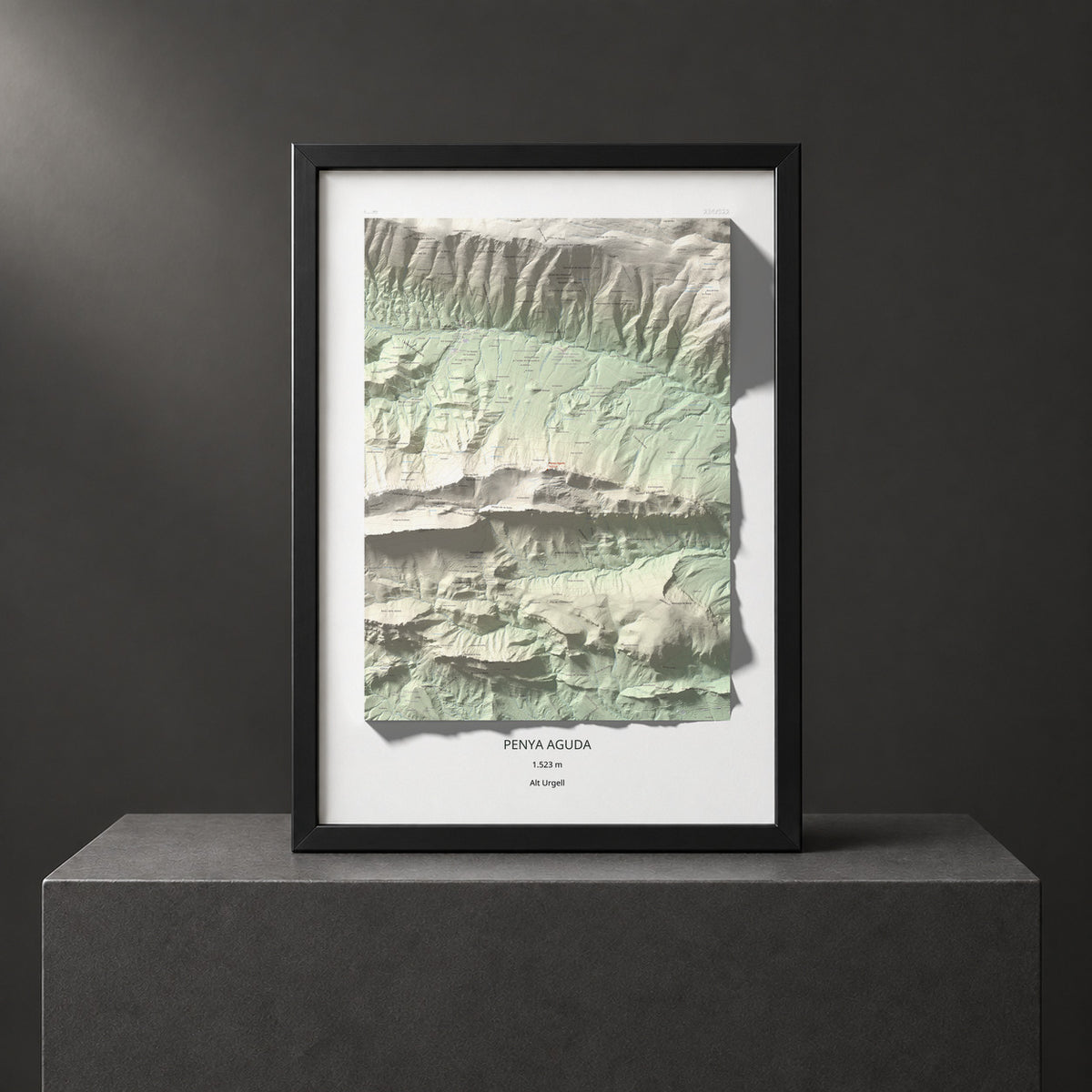 Mapa de relieve de Penya Aguda, 1523 m, Alt Urgell, lámina 100 Cims de Trobart. Presentación enmarcada. 70 × 100 cm.