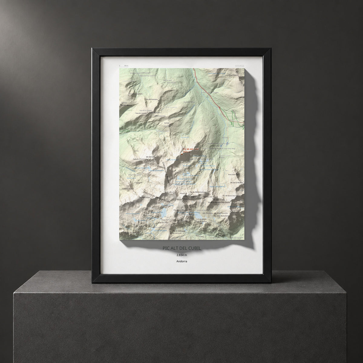 Mapa de relieve de Pic Alt del Cubil, 2834 m, Andorra, lámina 100 Cims de Trobart. Presentación enmarcada. 30 × 40 cm.