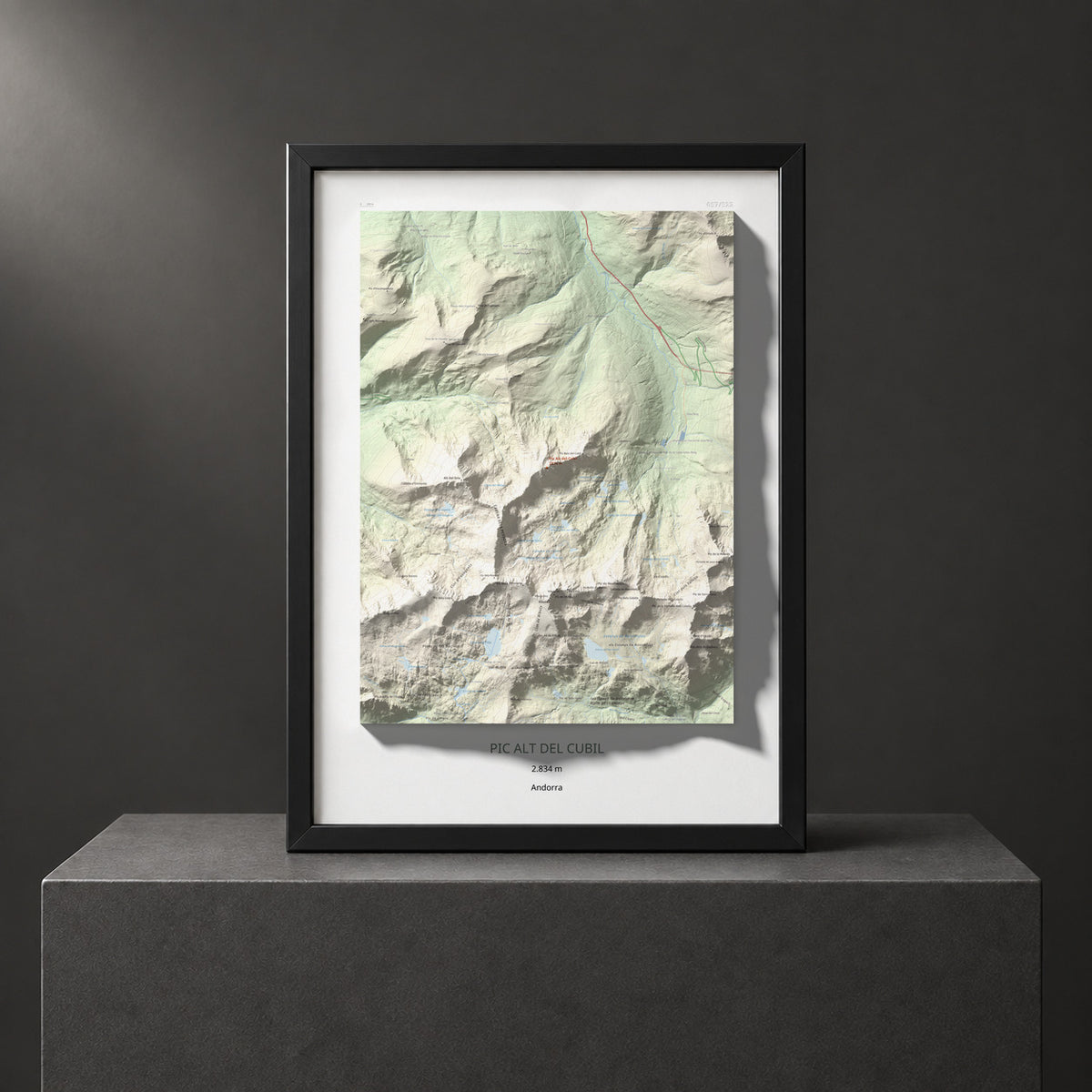 Mapa de relieve de Pic Alt del Cubil, 2834 m, Andorra, lámina 100 Cims de Trobart. Presentación enmarcada. 50 × 70 cm.