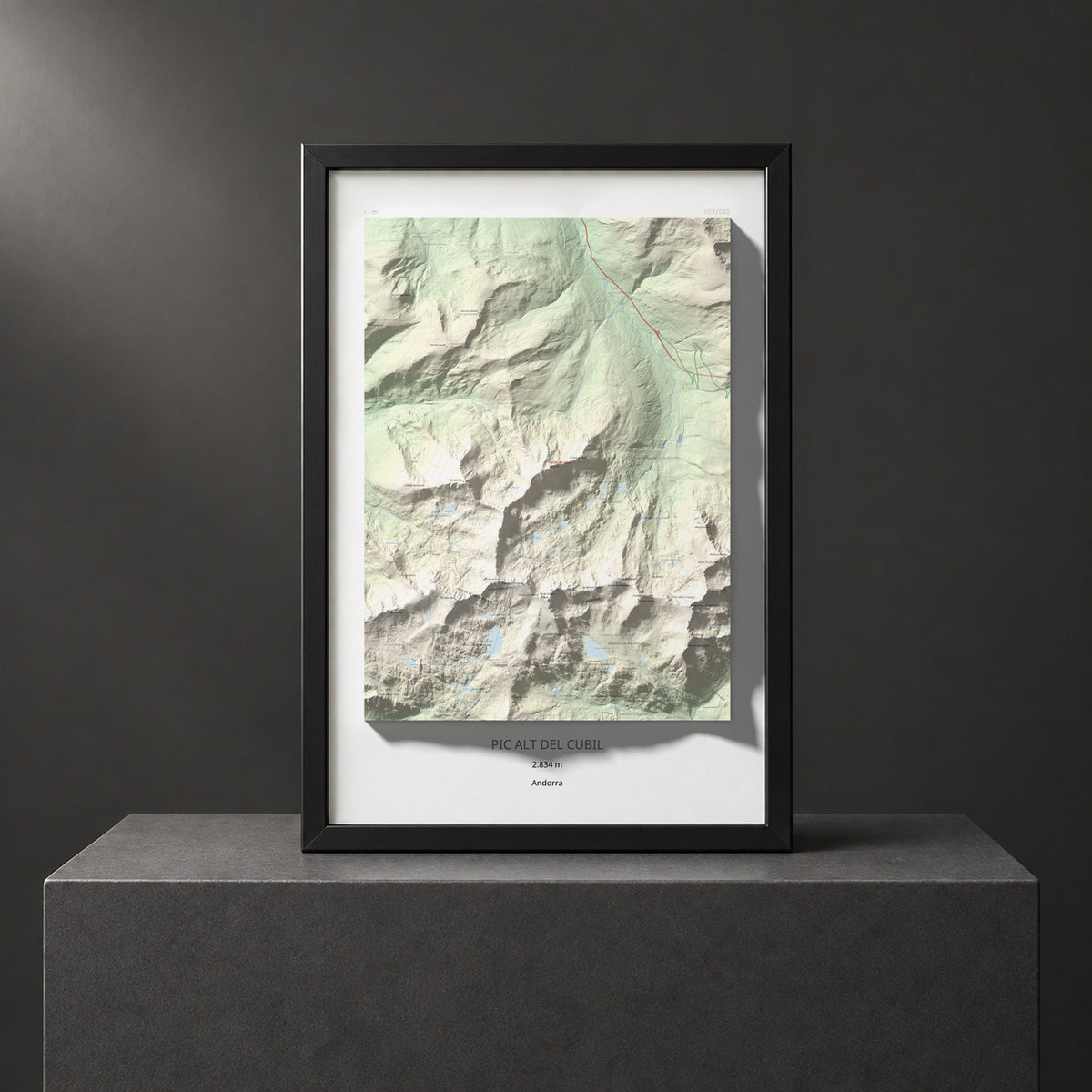 Mapa de relieve de Pic Alt del Cubil, 2834 m, Andorra, lámina 100 Cims de Trobart. Presentación enmarcada. 61 × 91 cm.