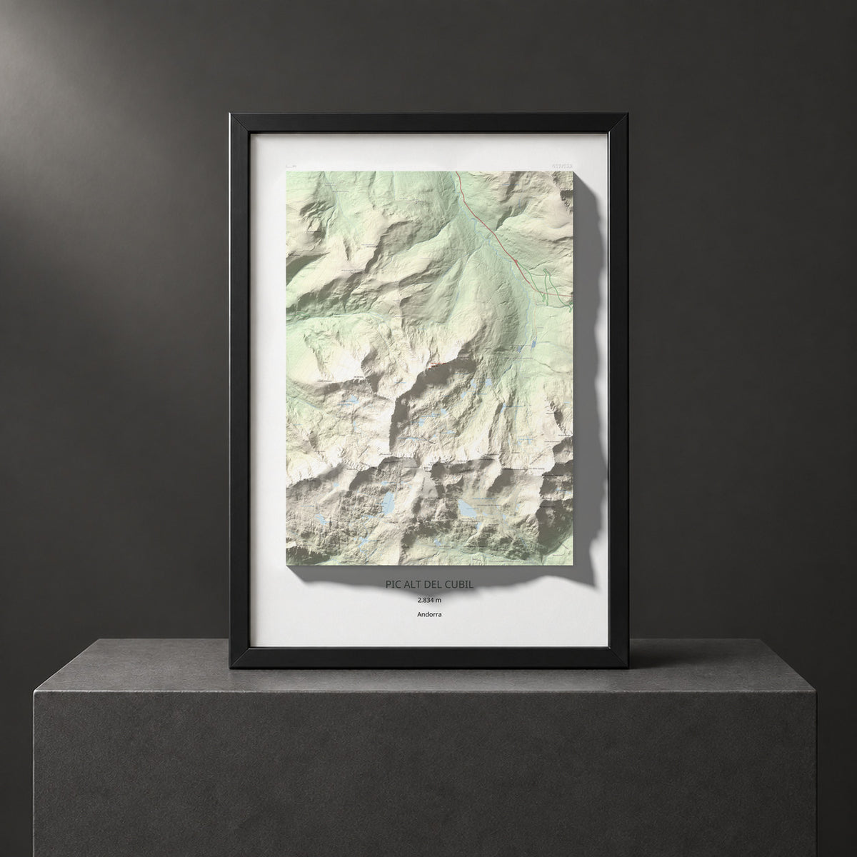 Mapa de relieve de Pic Alt del Cubil, 2834 m, Andorra, lámina 100 Cims de Trobart. Presentación enmarcada. 70 × 100 cm.