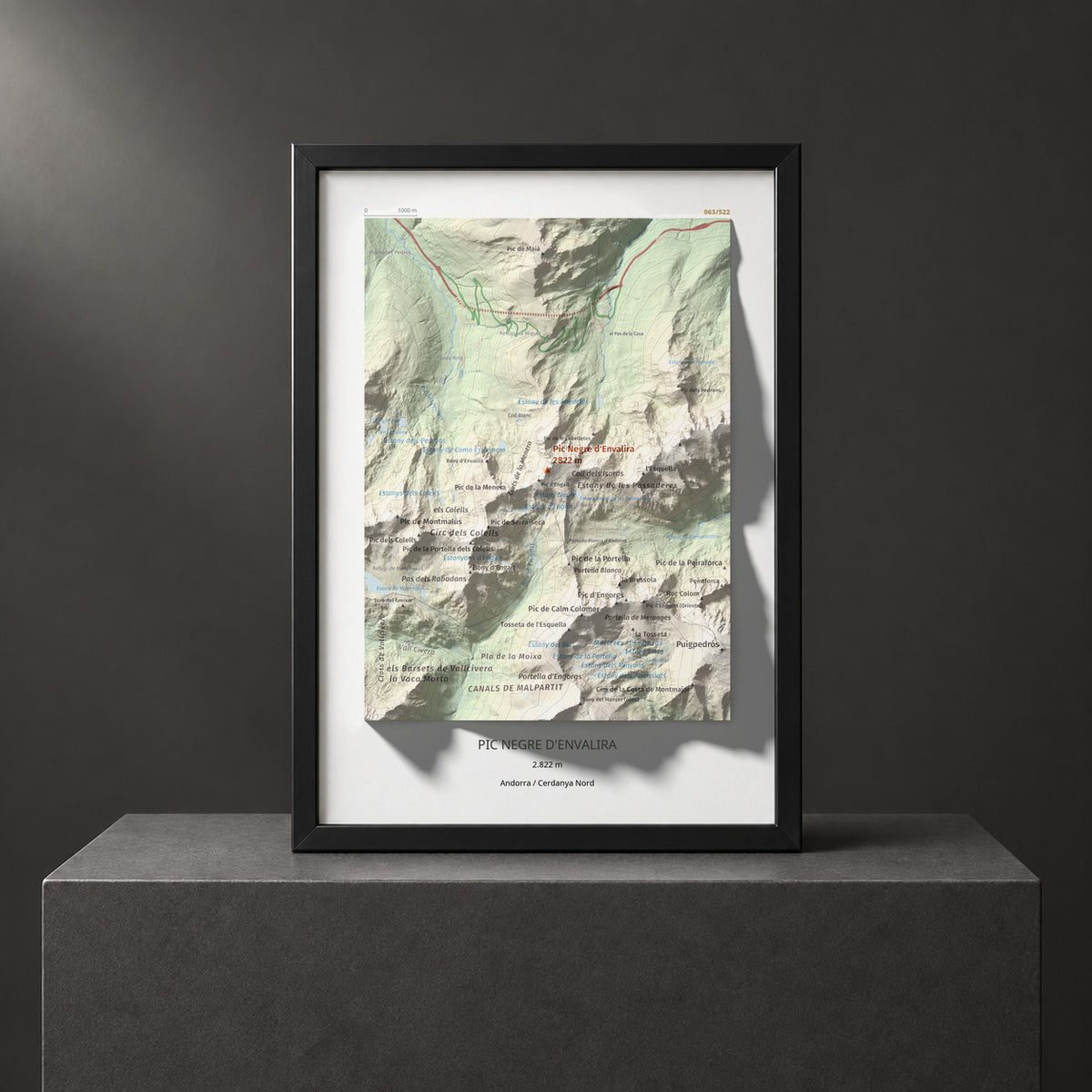 Mapa de relieve de Pic Negre d'Envalira, 2822 m, Andorra · Cerdanya Nord, lámina 100 Cims de Trobart. Presentación enmarcada. 21 × 30 cm.