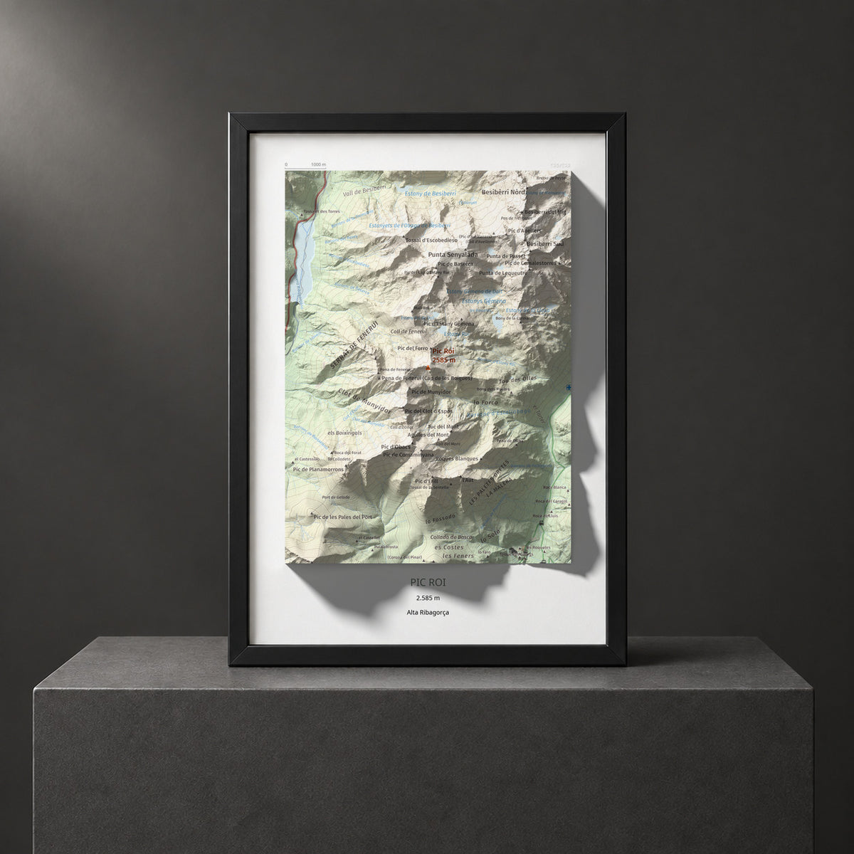 Mapa de relieve de Pic Roi, 2585 m, Alta Ribagorça, lámina 100 Cims de Trobart. Presentación enmarcada. 21 × 30 cm.
