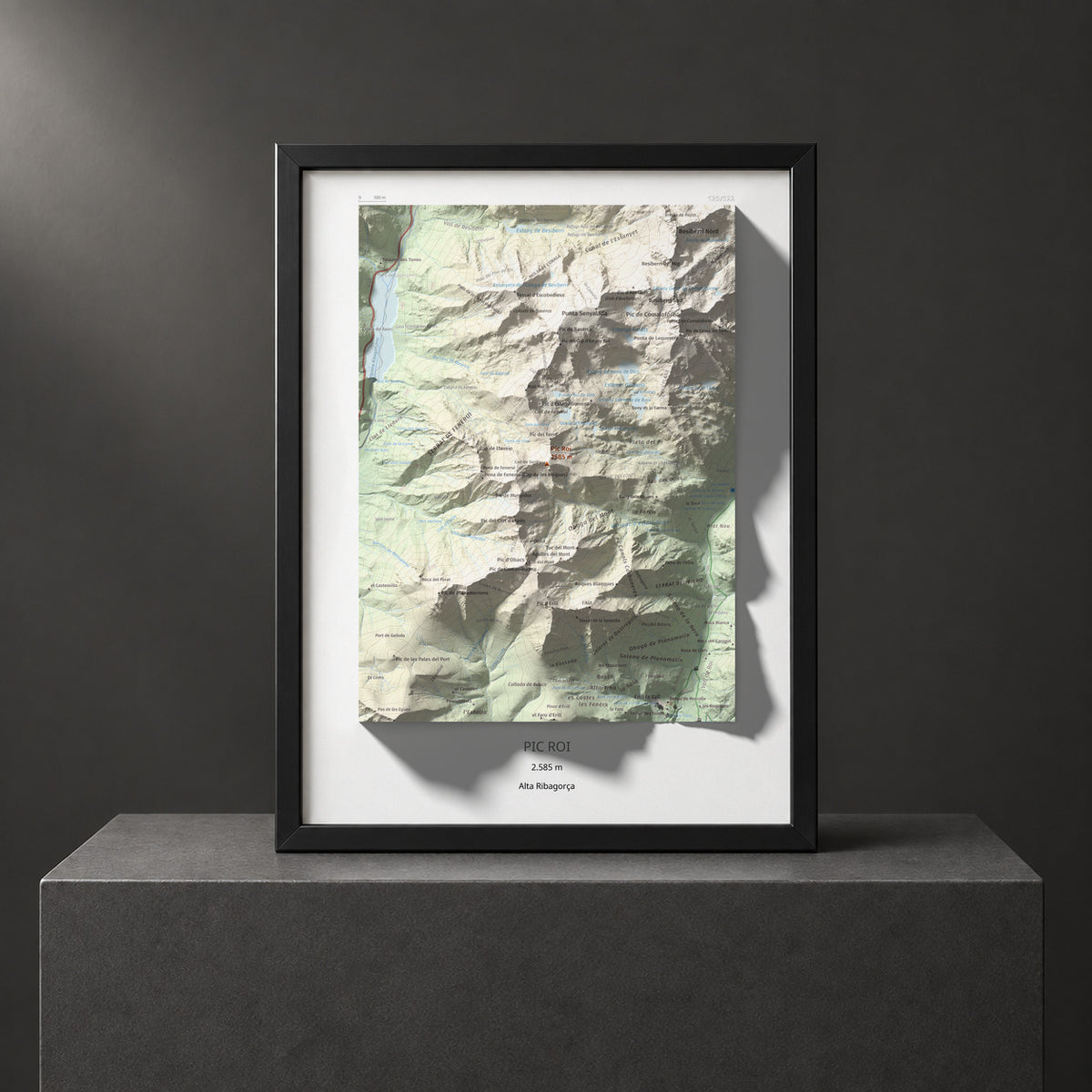 Mapa de relieve de Pic Roi, 2585 m, Alta Ribagorça, lámina 100 Cims de Trobart. Presentación enmarcada. 30 × 40 cm.