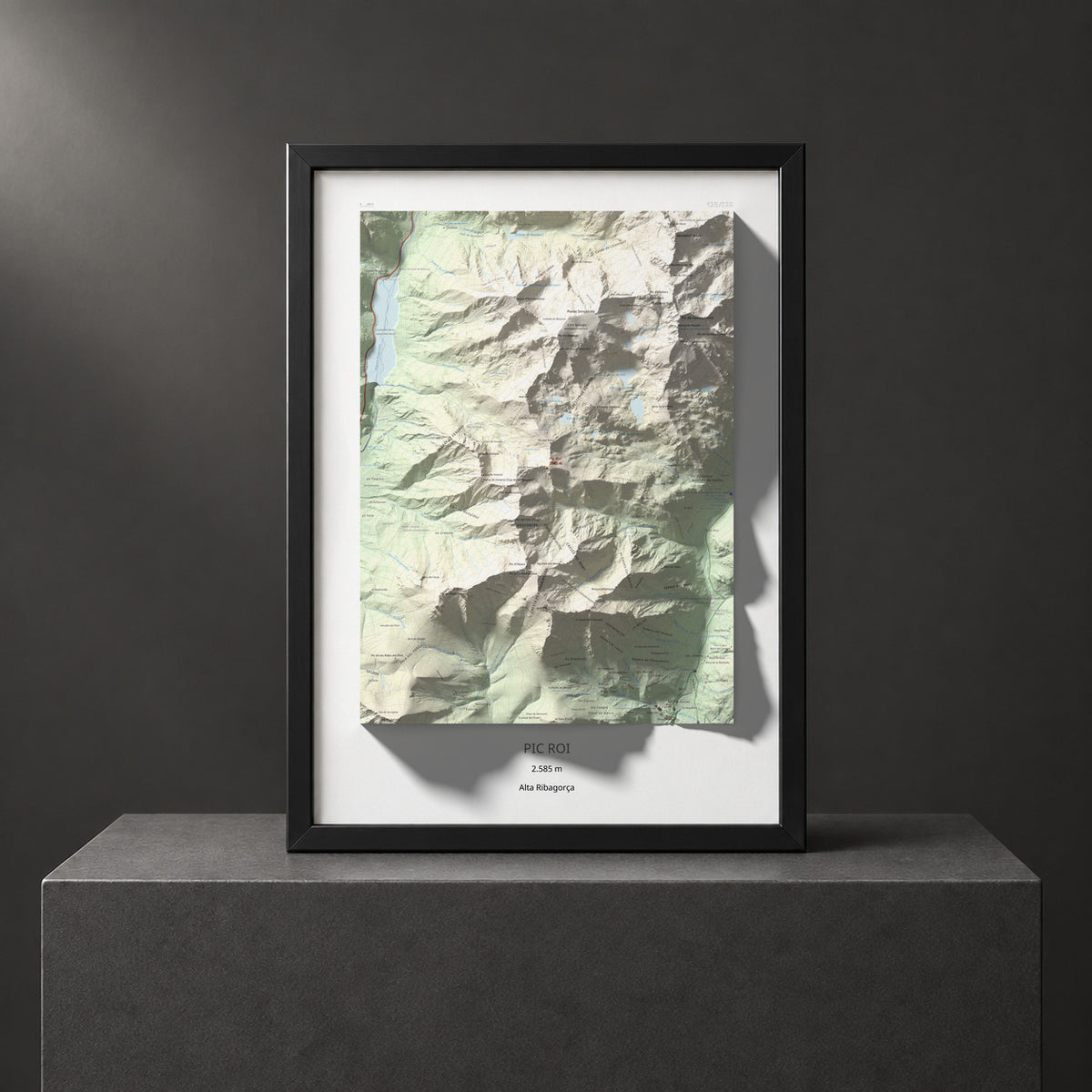 Mapa de relieve de Pic Roi, 2585 m, Alta Ribagorça, lámina 100 Cims de Trobart. Presentación enmarcada. 50 × 70 cm.
