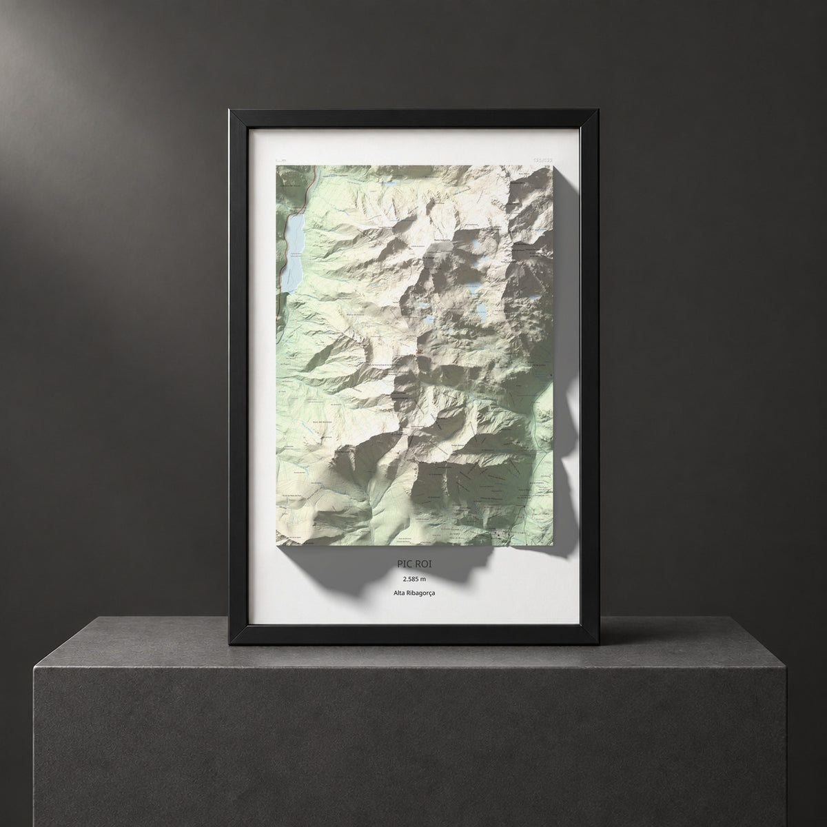 Mapa de relieve de Pic Roi, 2585 m, Alta Ribagorça, lámina 100 Cims de Trobart. Presentación enmarcada. 61 × 91 cm.