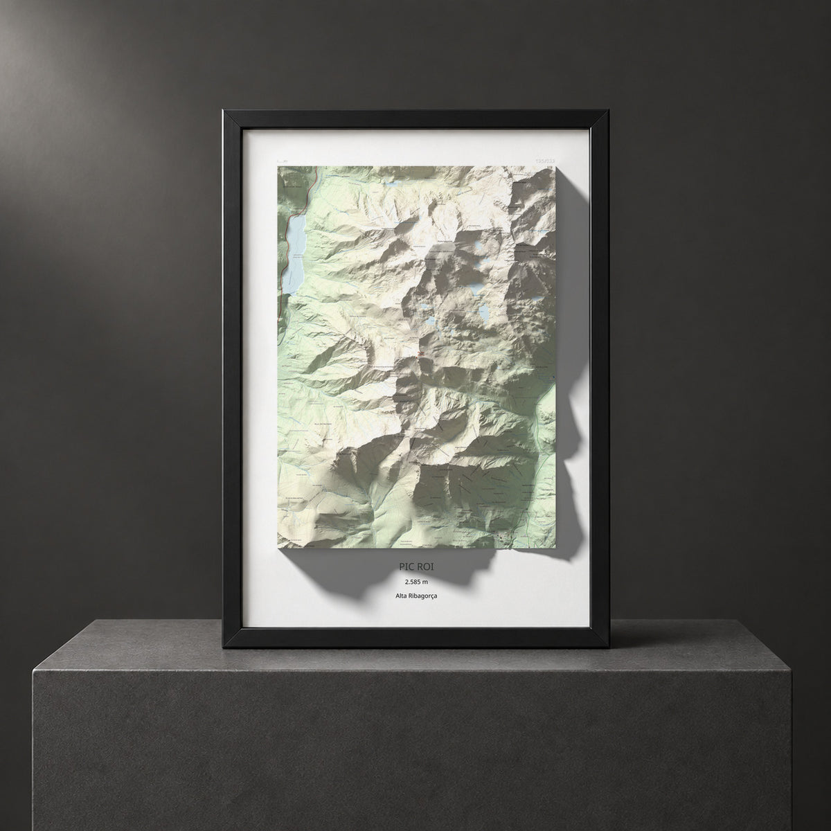 Mapa de relieve de Pic Roi, 2585 m, Alta Ribagorça, lámina 100 Cims de Trobart. Presentación enmarcada. 70 × 100 cm.