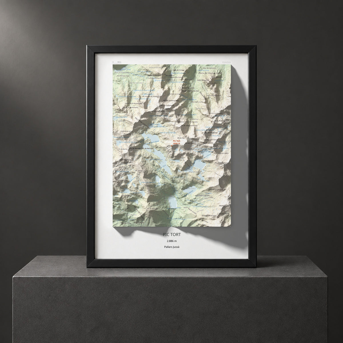 Mapa de relieve de Pic Tort, 2886 m, Pallars Jussà, lámina 100 Cims de Trobart. Presentación enmarcada. 30 × 40 cm.