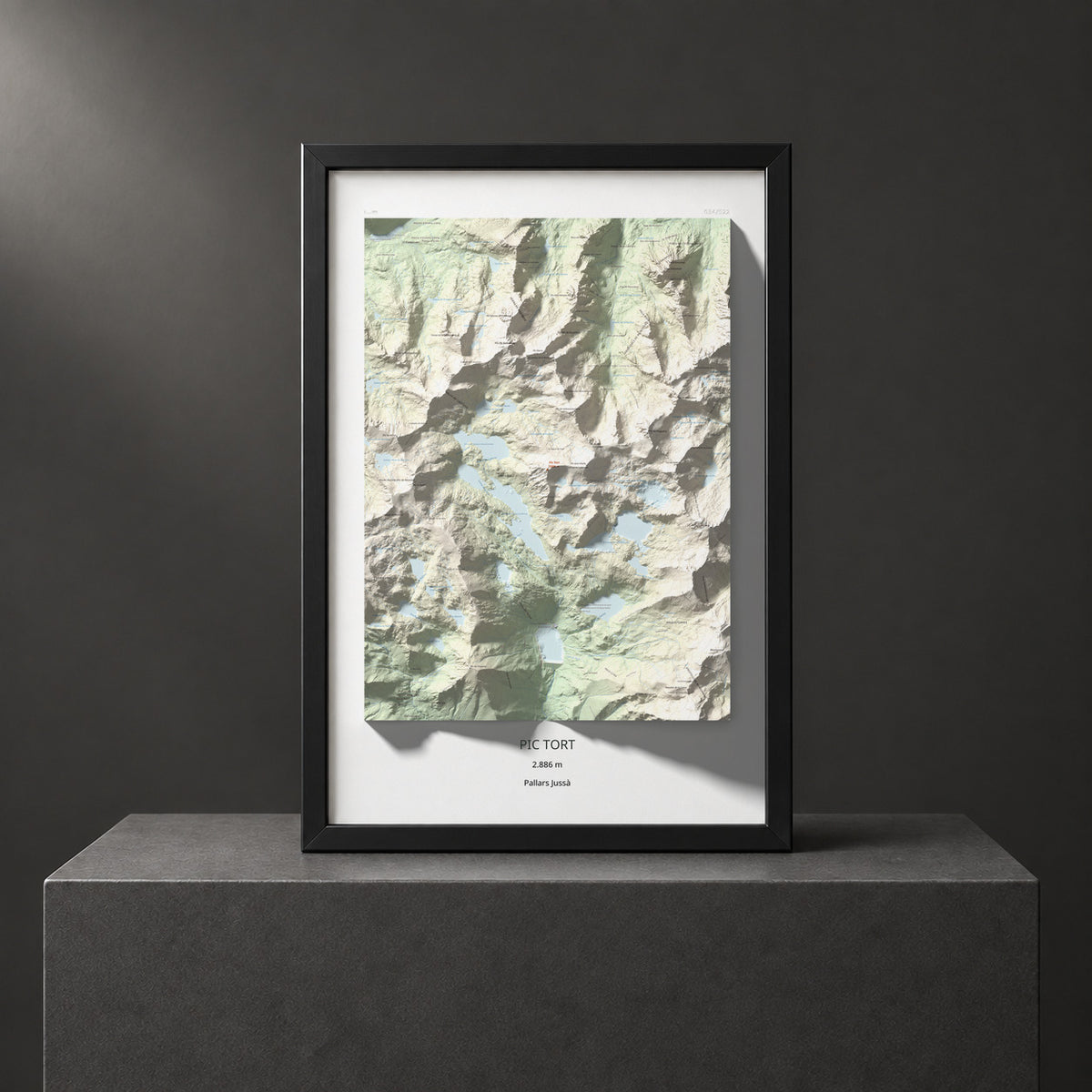 Mapa de relieve de Pic Tort, 2886 m, Pallars Jussà, lámina 100 Cims de Trobart. Presentación enmarcada. 61 × 91 cm.