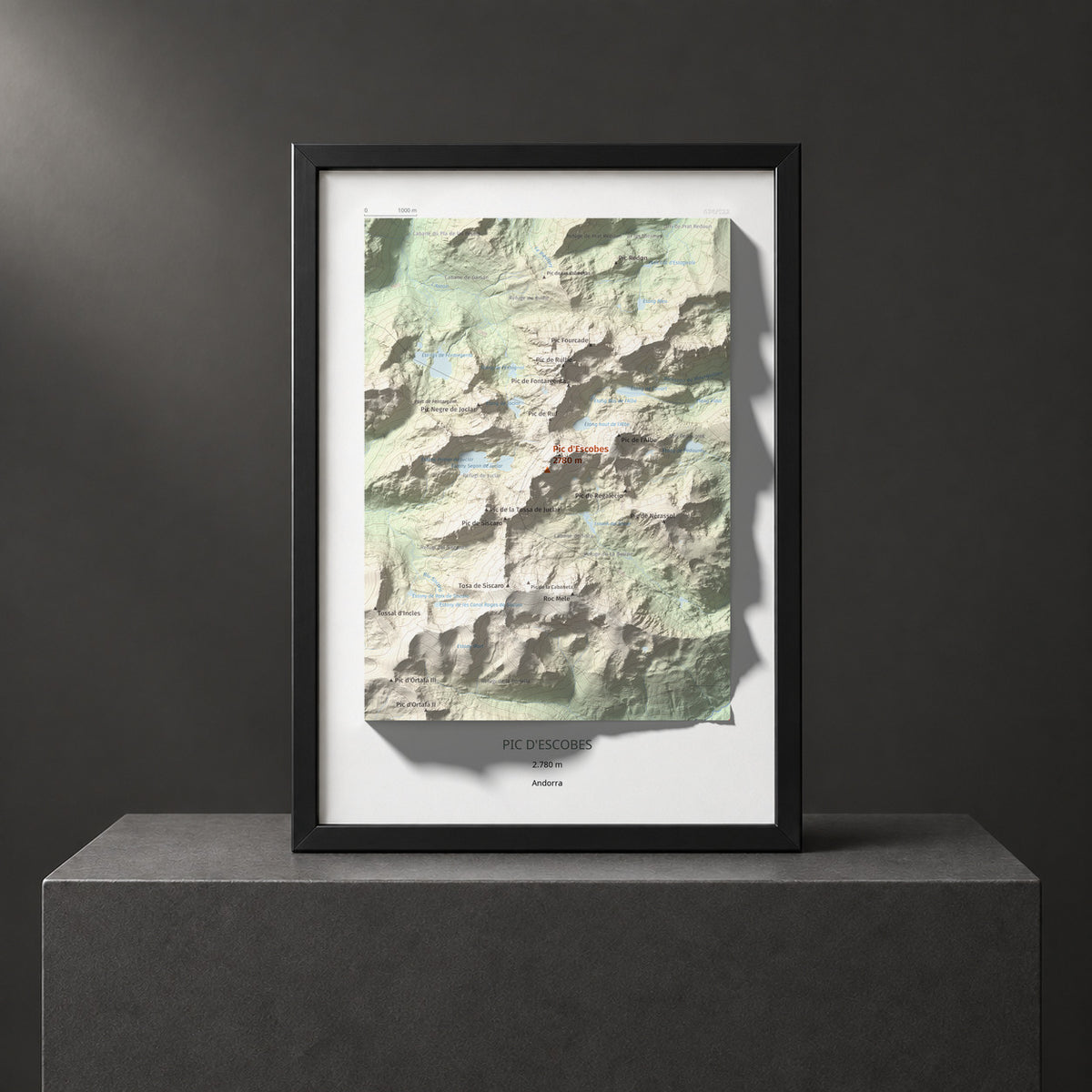 Mapa de relieve de Pic d'Escobes, 2780 m, Andorra, lámina 100 Cims de Trobart. Presentación enmarcada. 21 × 30 cm.