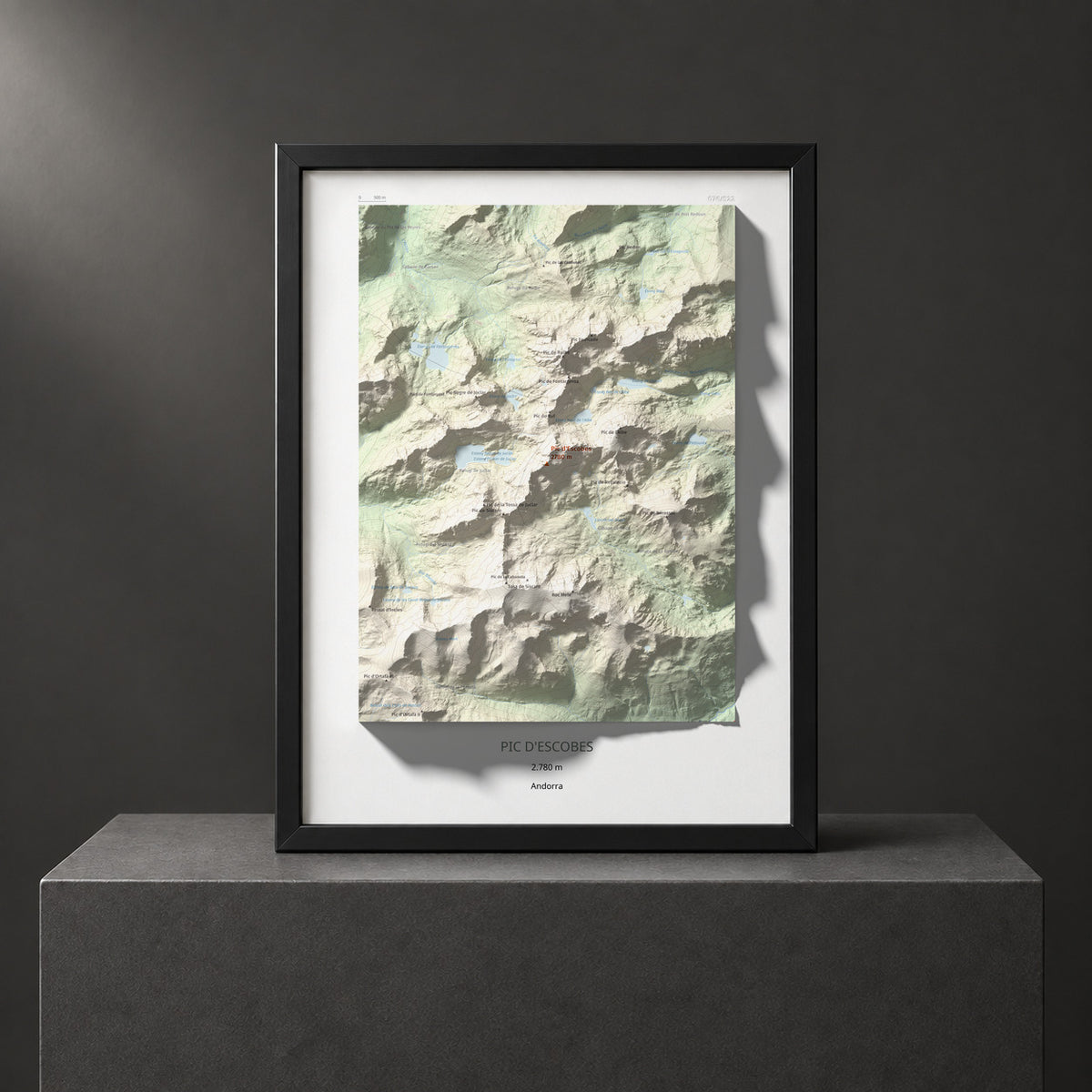 Mapa de relieve de Pic d'Escobes, 2780 m, Andorra, lámina 100 Cims de Trobart. Presentación enmarcada. 30 × 40 cm.