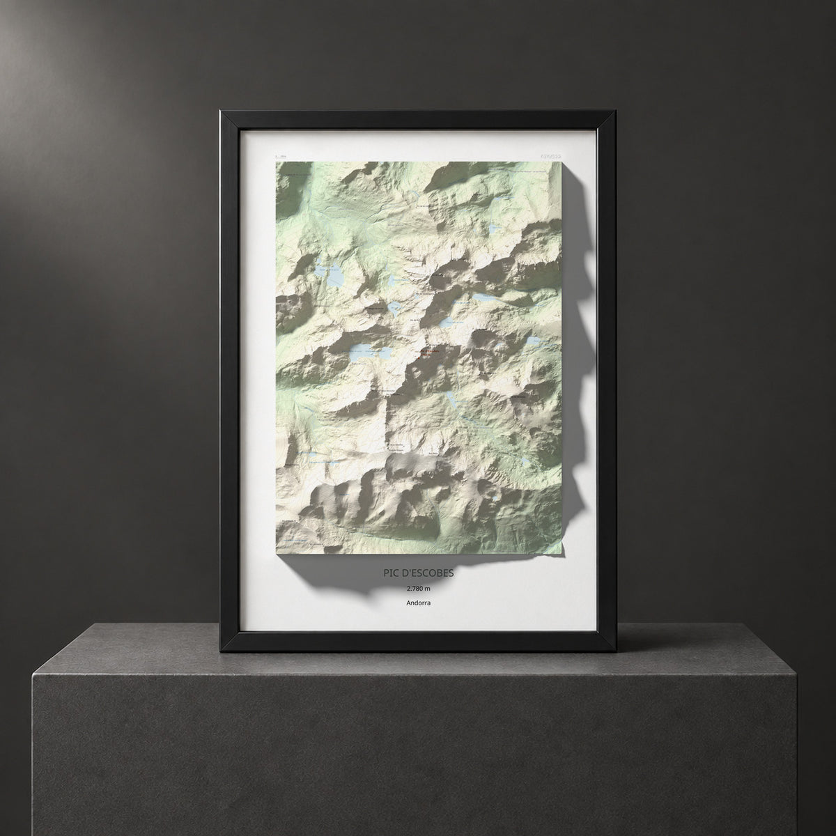 Mapa de relieve de Pic d'Escobes, 2780 m, Andorra, lámina 100 Cims de Trobart. Presentación enmarcada. 50 × 70 cm.