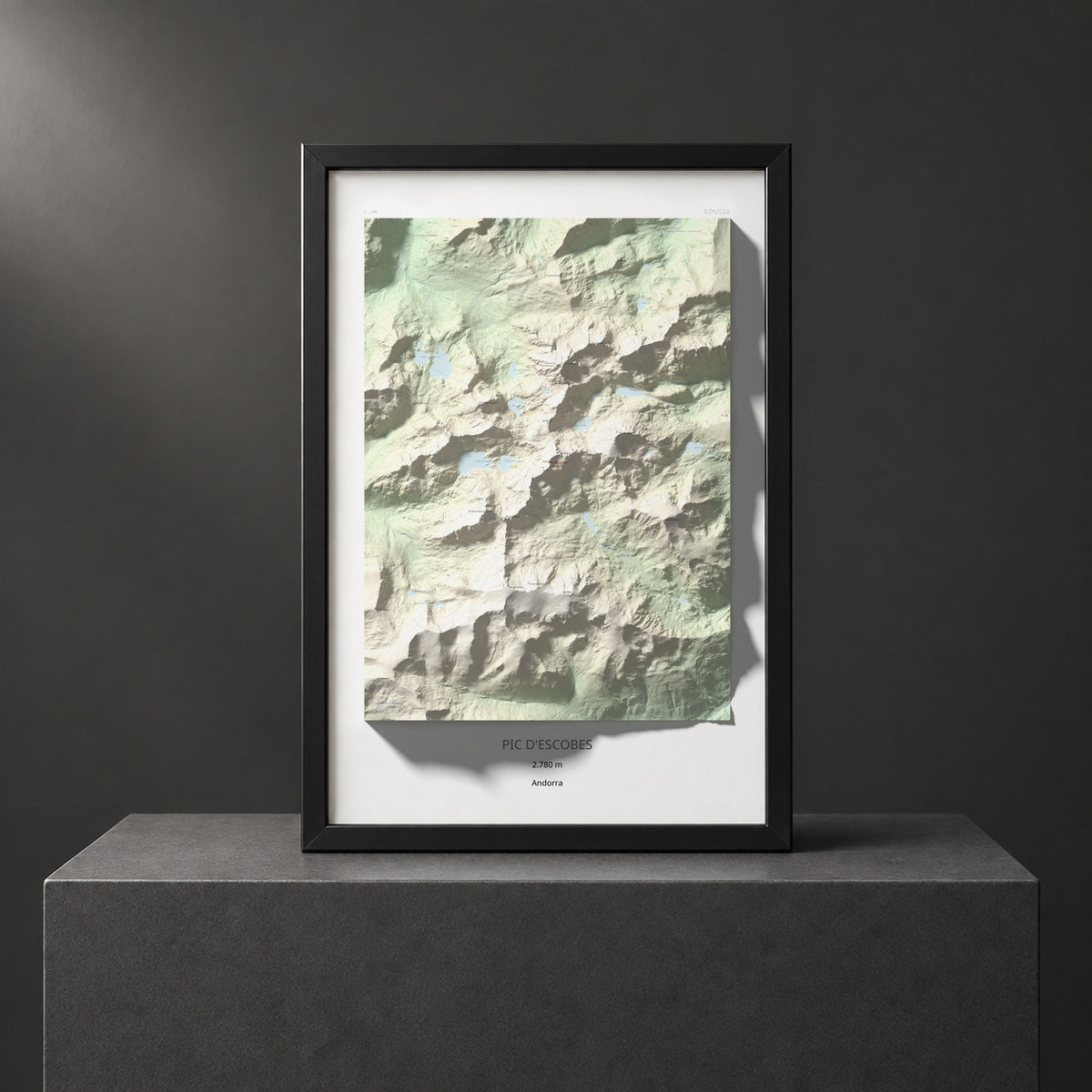 Mapa de relieve de Pic d'Escobes, 2780 m, Andorra, lámina 100 Cims de Trobart. Presentación enmarcada. 61 × 91 cm.