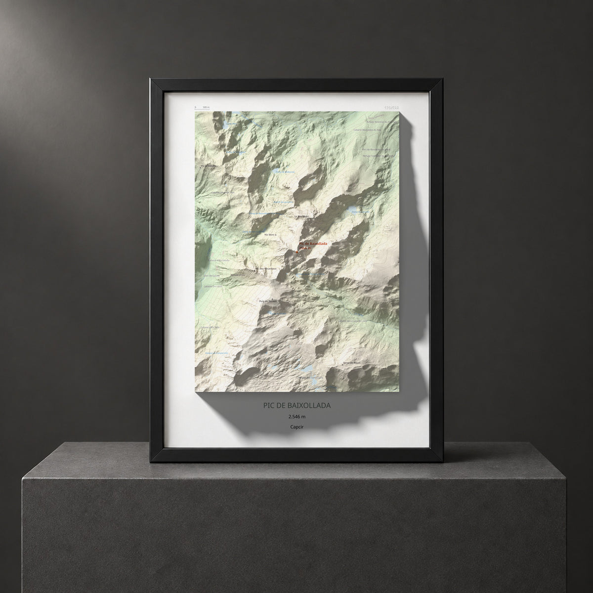 Mapa de relieve de Pic de Baixollada, 2546 m, Capcir, lámina 100 Cims de Trobart. Presentación enmarcada. 30 × 40 cm.