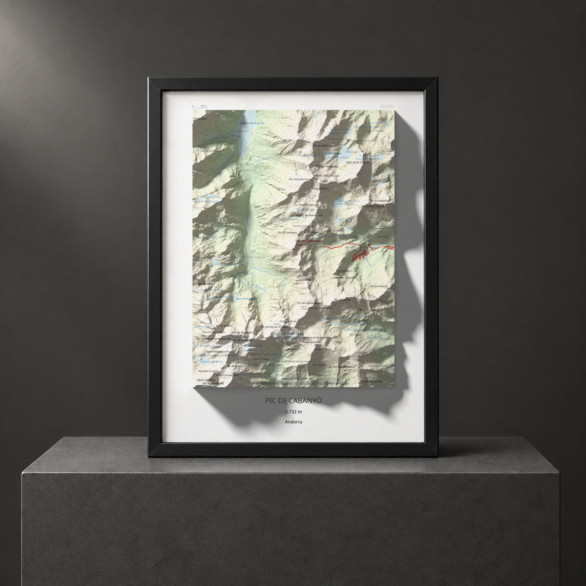 Mapa de relieve de Pic de Cabanyó, 2732 m, Andorra, lámina 100 Cims de Trobart. Presentación enmarcada. 30 × 40 cm.