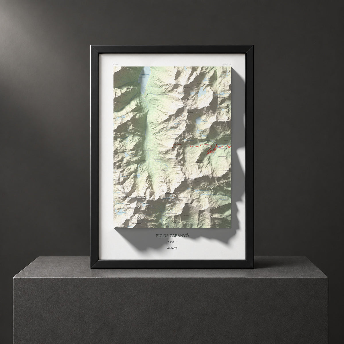 Mapa de relieve de Pic de Cabanyó, 2732 m, Andorra, lámina 100 Cims de Trobart. Presentación enmarcada. 50 × 70 cm.