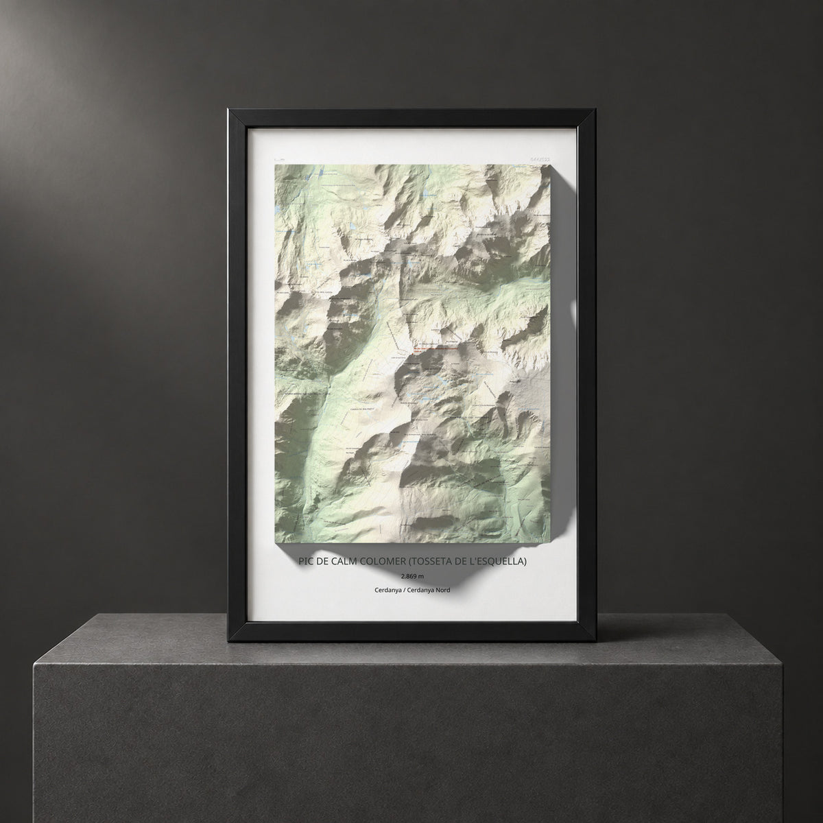 Mapa de relieve de Pic de Calm Colomer (tosseta de l'Esquella), 2869 m, Cerdanya · Cerdanya Nord, lámina 100 Cims de Trobart. Presentación enmarcada. 61 × 91 cm.