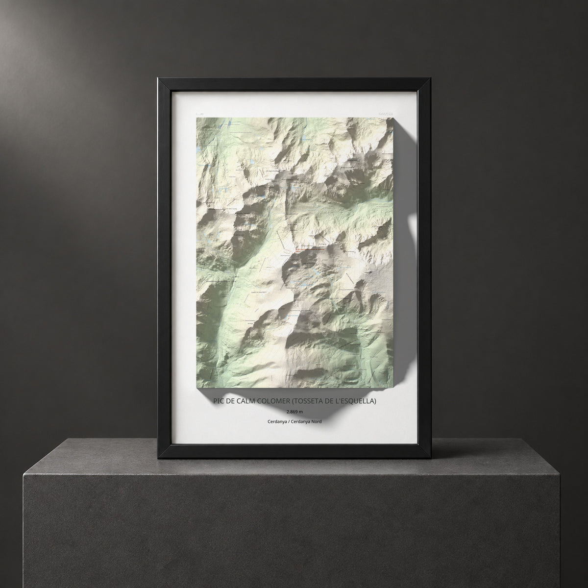 Mapa de relieve de Pic de Calm Colomer (tosseta de l'Esquella), 2869 m, Cerdanya · Cerdanya Nord, lámina 100 Cims de Trobart. Presentación enmarcada. 70 × 100 cm.