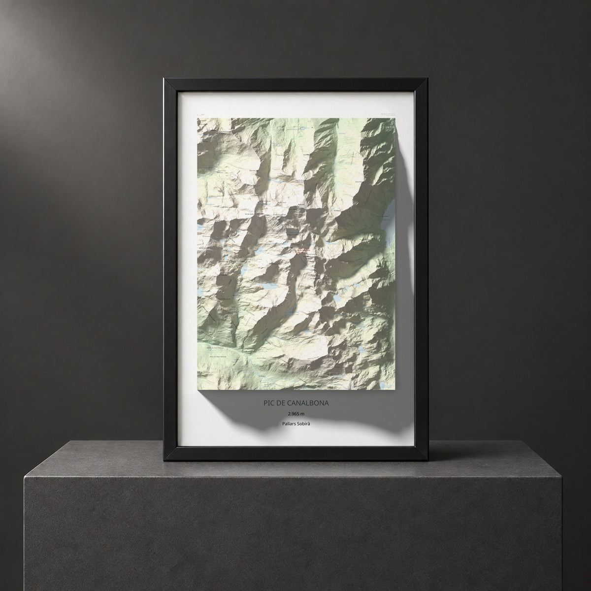 Mapa de relieve de Pic de Canalbona, 2965 m, Pallars Sobirà, lámina 100 Cims de Trobart. Presentación enmarcada. 61 × 91 cm.