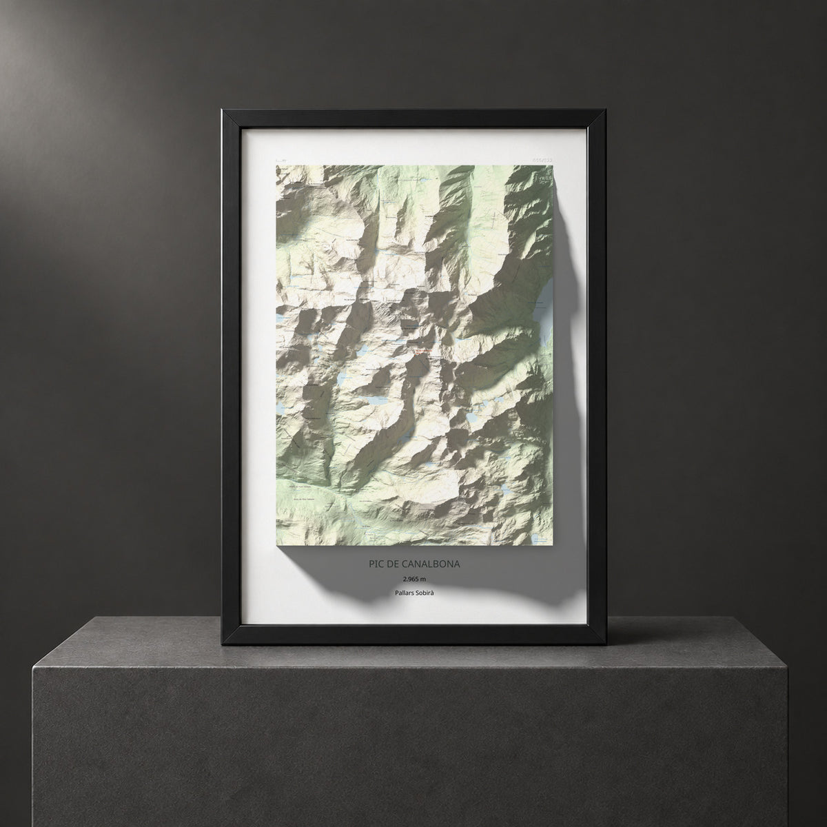 Mapa de relieve de Pic de Canalbona, 2965 m, Pallars Sobirà, lámina 100 Cims de Trobart. Presentación enmarcada. 70 × 100 cm.