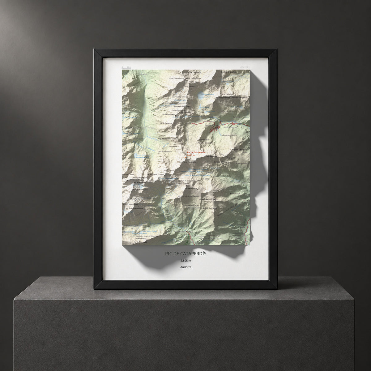 Mapa de relieve de Pic de Cataperdís, 2805 m, Andorra, lámina 100 Cims de Trobart. Presentación enmarcada. 30 × 40 cm.