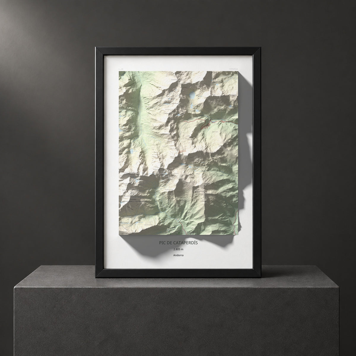 Mapa de relieve de Pic de Cataperdís, 2805 m, Andorra, lámina 100 Cims de Trobart. Presentación enmarcada. 70 × 100 cm.