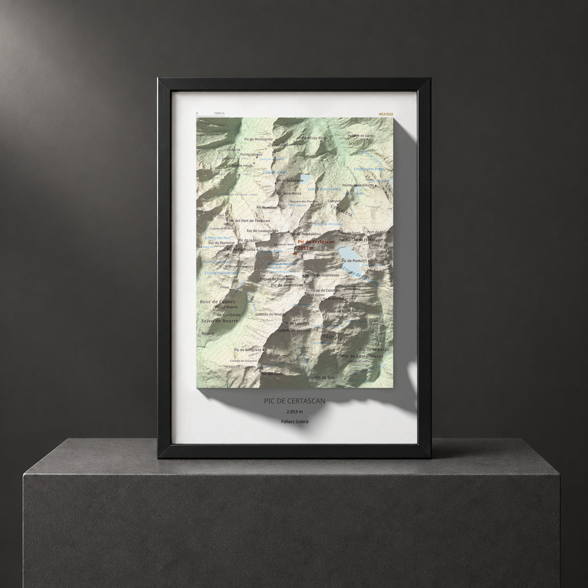 Mapa de relieve de Pic de Certascan, 2853 m, Pallars Sobirà, lámina 100 Cims de Trobart. Presentación enmarcada. 21 × 30 cm.