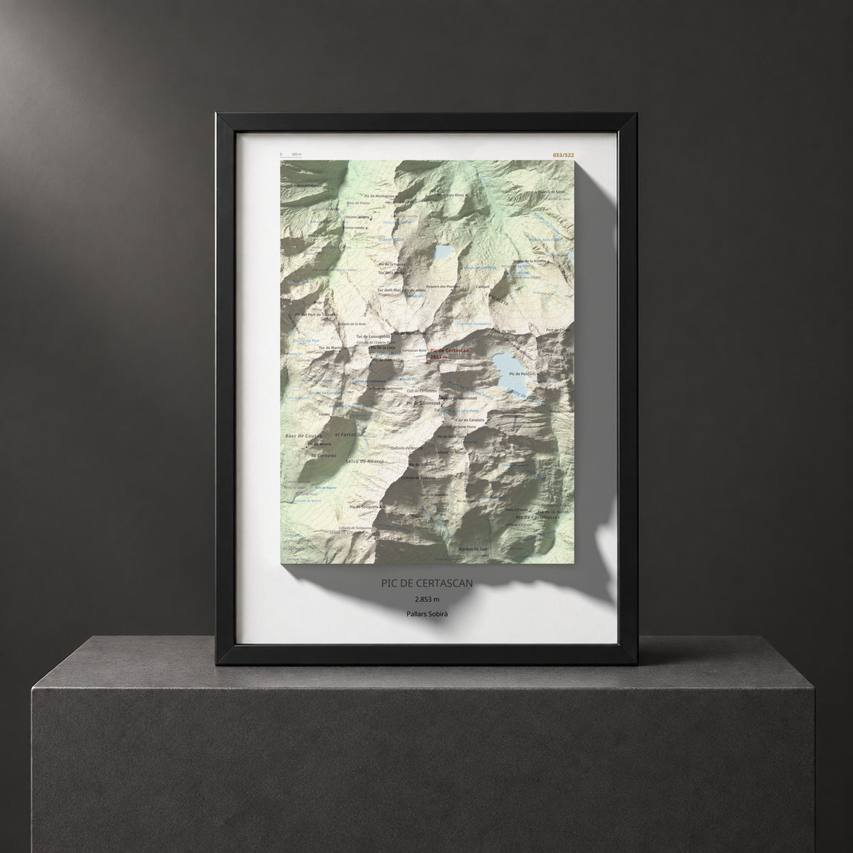 Mapa de relieve de Pic de Certascan, 2853 m, Pallars Sobirà, lámina 100 Cims de Trobart. Presentación enmarcada. 30 × 40 cm.