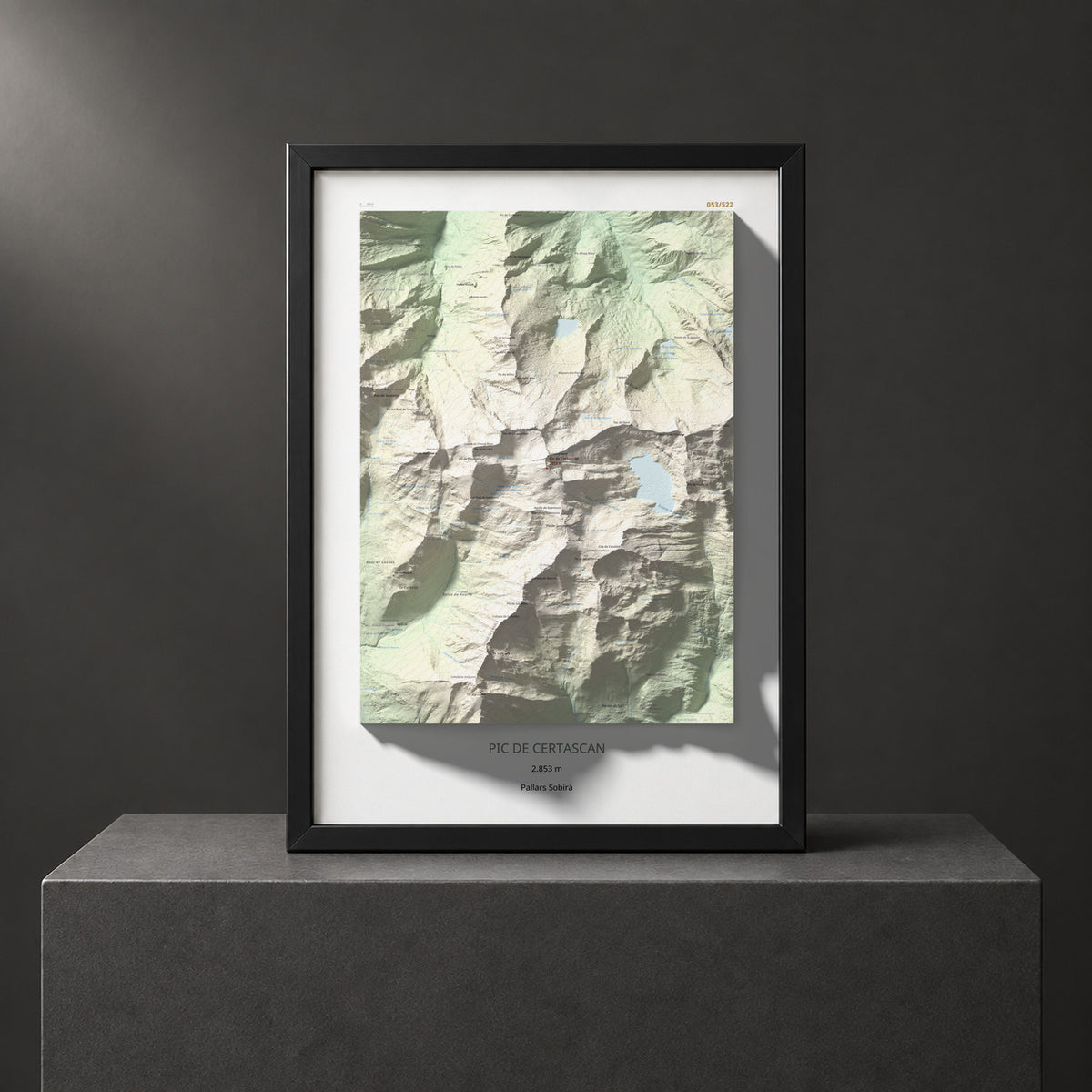 Mapa de relieve de Pic de Certascan, 2853 m, Pallars Sobirà, lámina 100 Cims de Trobart. Presentación enmarcada. 50 × 70 cm.