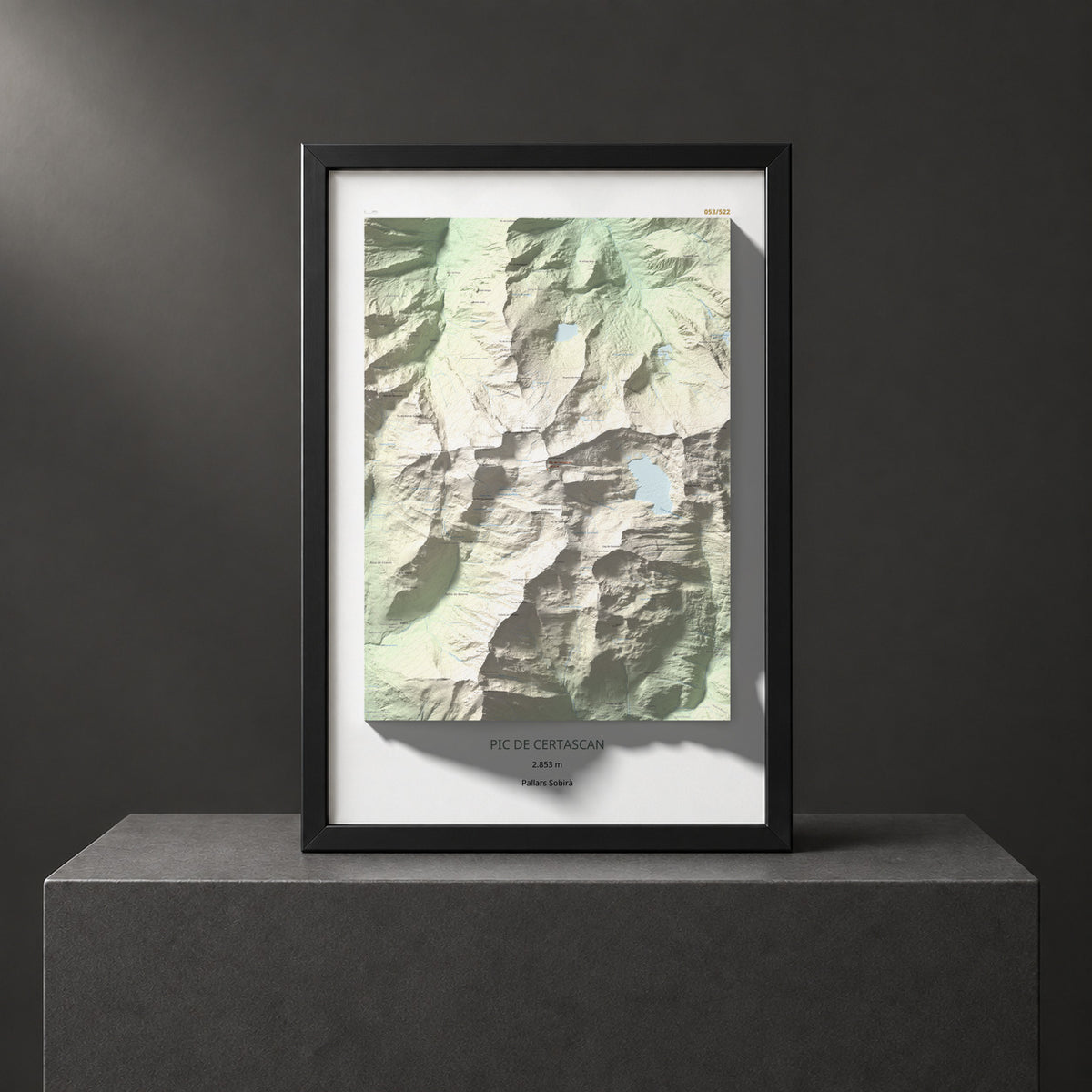 Mapa de relieve de Pic de Certascan, 2853 m, Pallars Sobirà, lámina 100 Cims de Trobart. Presentación enmarcada. 61 × 91 cm.