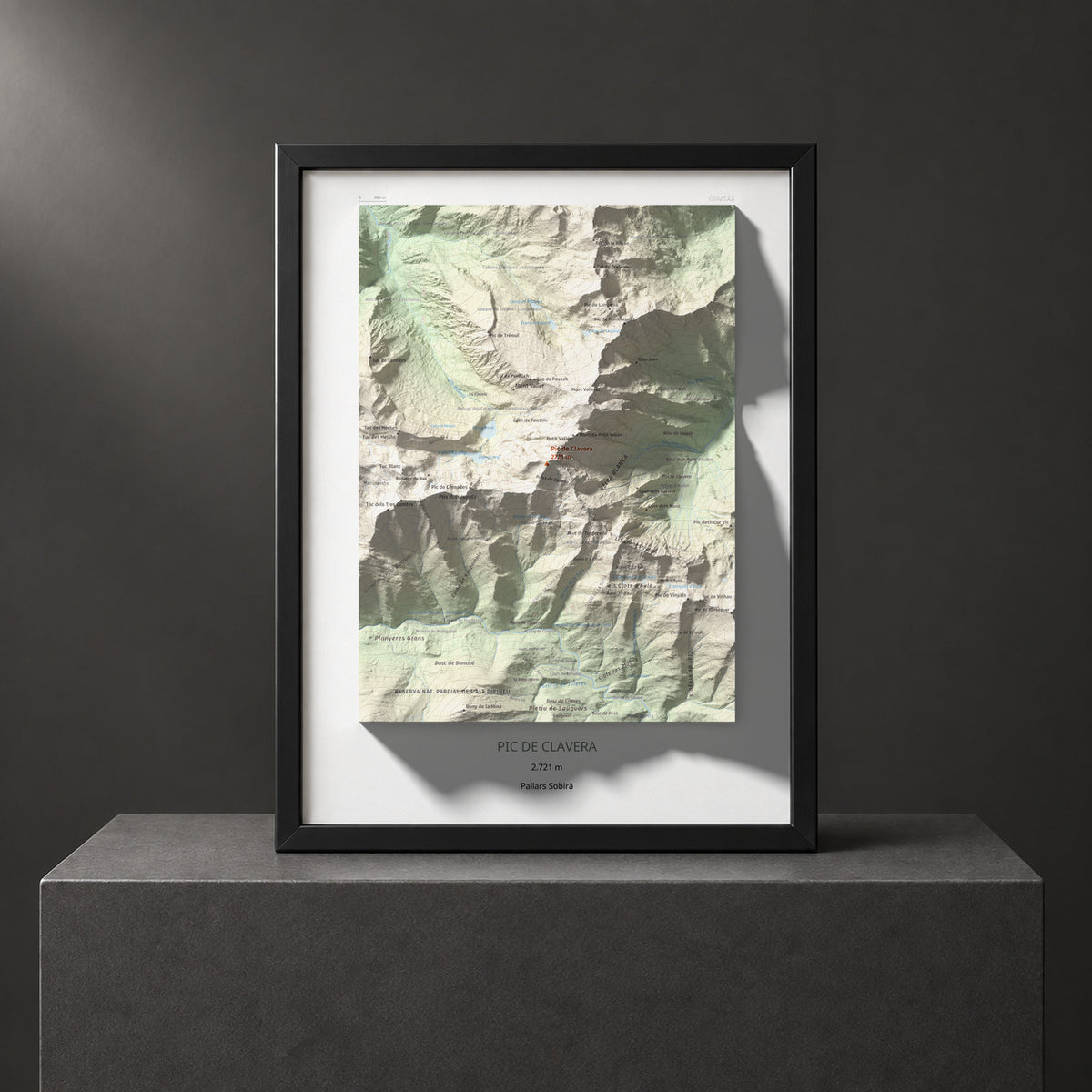 Mapa de relieve de Pic de Clavera, 2721 m, Pallars Sobirà, lámina 100 Cims de Trobart. Presentación enmarcada. 30 × 40 cm.