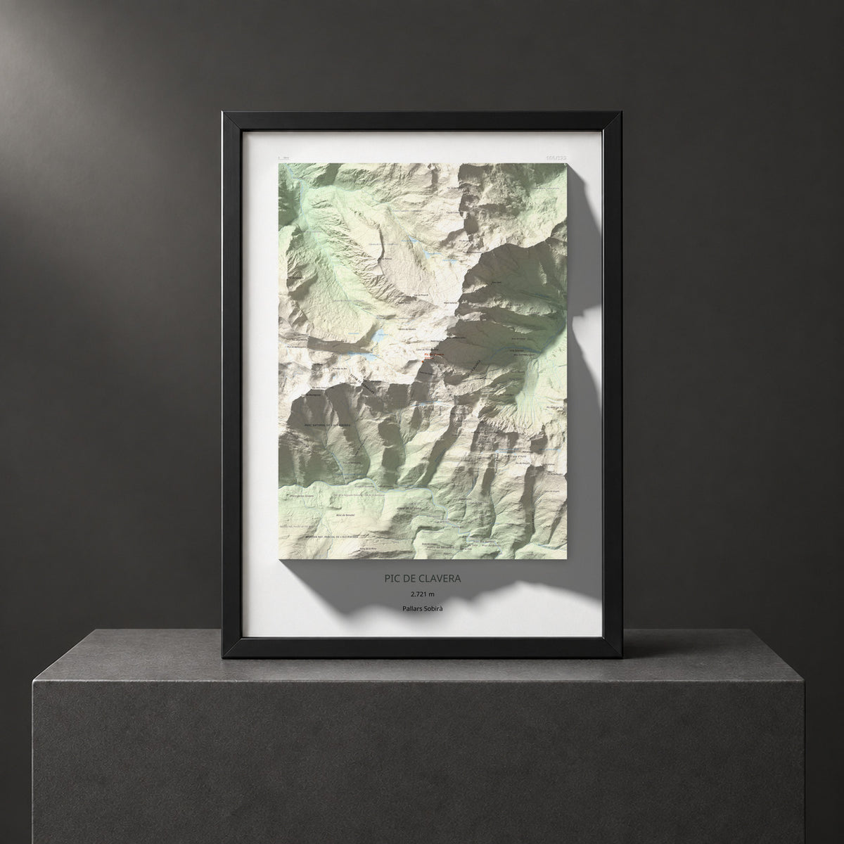 Mapa de relieve de Pic de Clavera, 2721 m, Pallars Sobirà, lámina 100 Cims de Trobart. Presentación enmarcada. 50 × 70 cm.