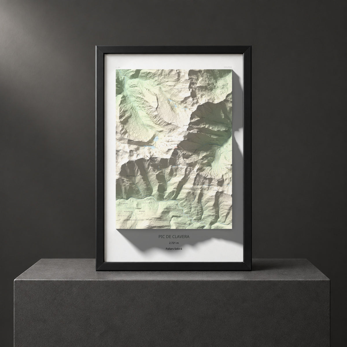 Mapa de relieve de Pic de Clavera, 2721 m, Pallars Sobirà, lámina 100 Cims de Trobart. Presentación enmarcada. 61 × 91 cm.