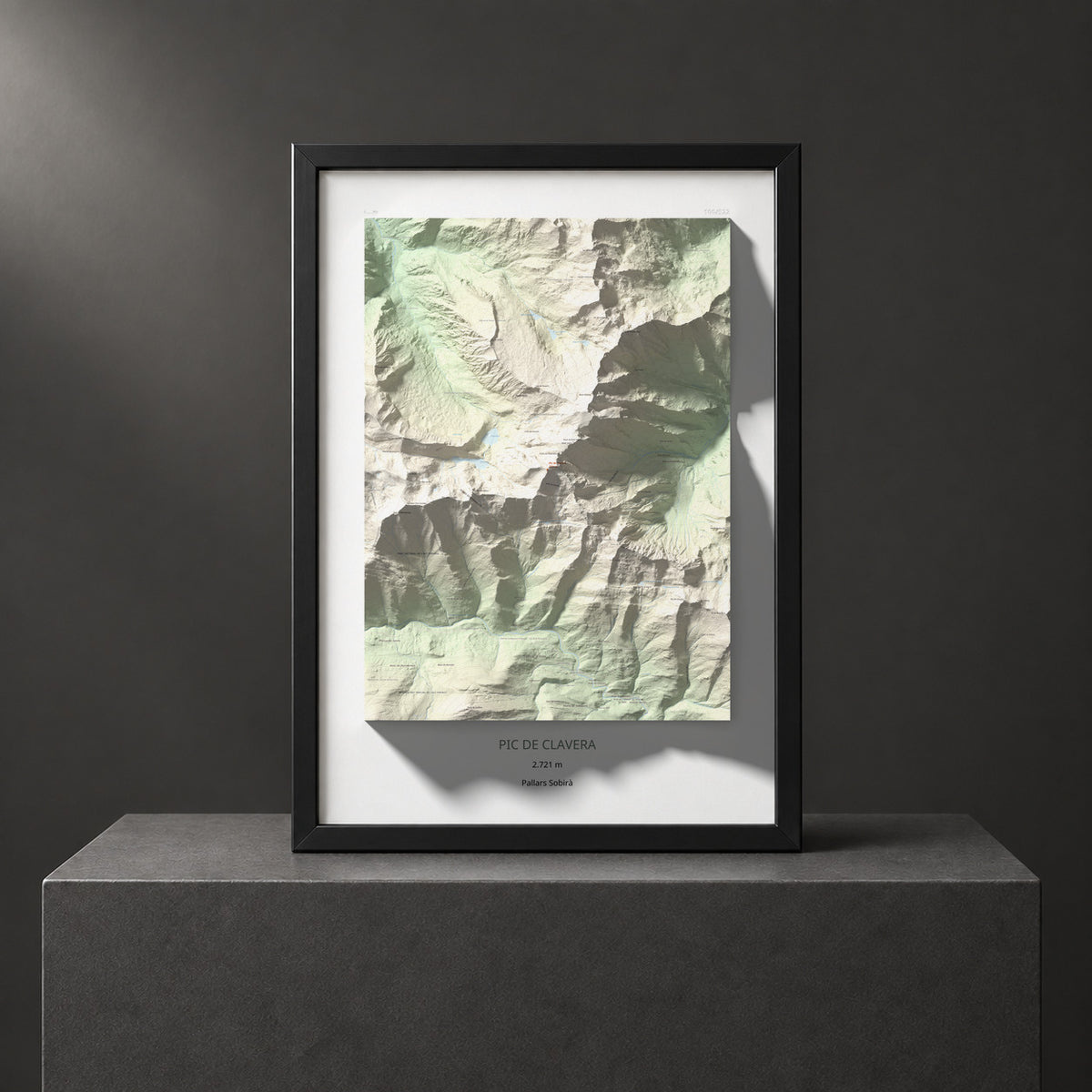 Mapa de relieve de Pic de Clavera, 2721 m, Pallars Sobirà, lámina 100 Cims de Trobart. Presentación enmarcada. 70 × 100 cm.