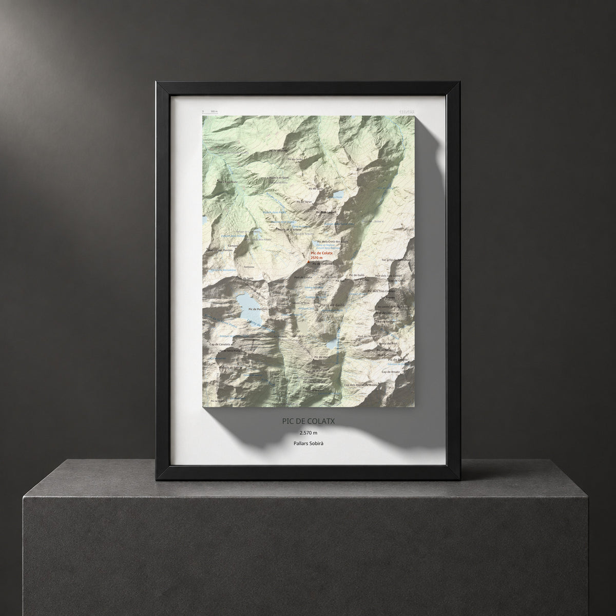 Mapa de relieve de Pic de Colatx, 2570 m, Pallars Sobirà, lámina 100 Cims de Trobart. Presentación enmarcada. 30 × 40 cm.