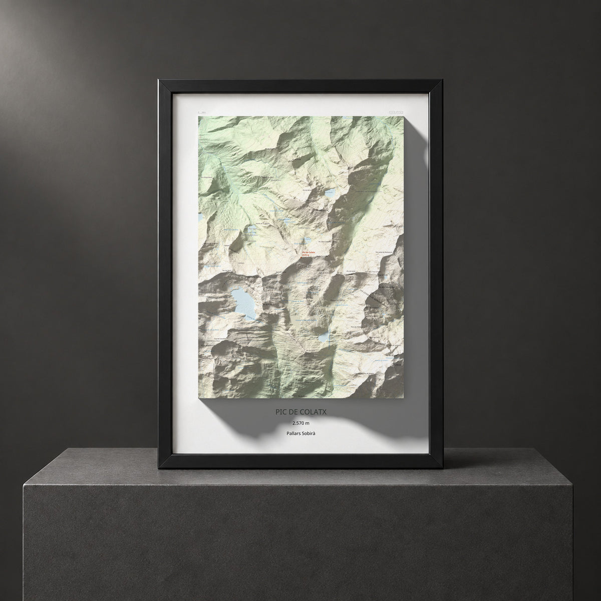 Mapa de relieve de Pic de Colatx, 2570 m, Pallars Sobirà, lámina 100 Cims de Trobart. Presentación enmarcada. 50 × 70 cm.