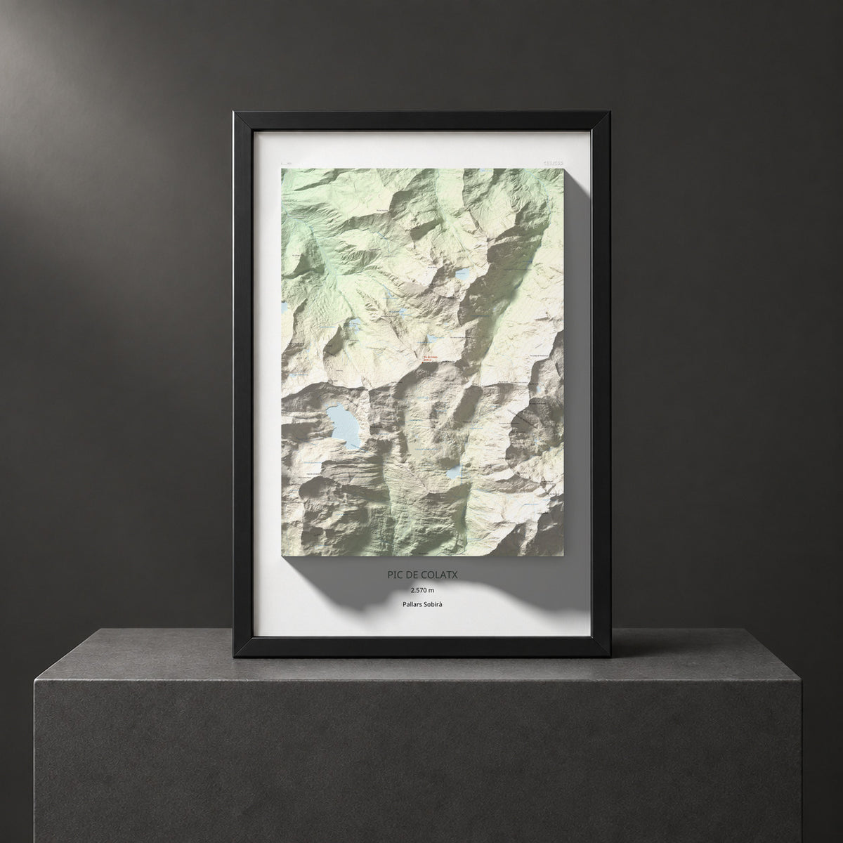 Mapa de relieve de Pic de Colatx, 2570 m, Pallars Sobirà, lámina 100 Cims de Trobart. Presentación enmarcada. 61 × 91 cm.